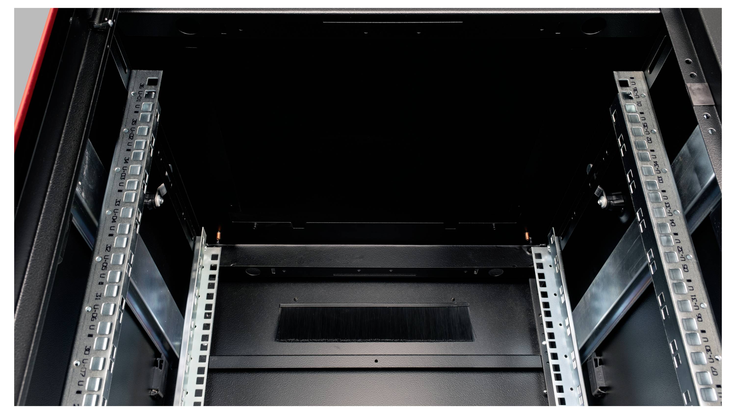 Ein leerer Server-Rackschrank mit silbernen Metallschienen an den Seiten; keine Server oder Geräte installiert.