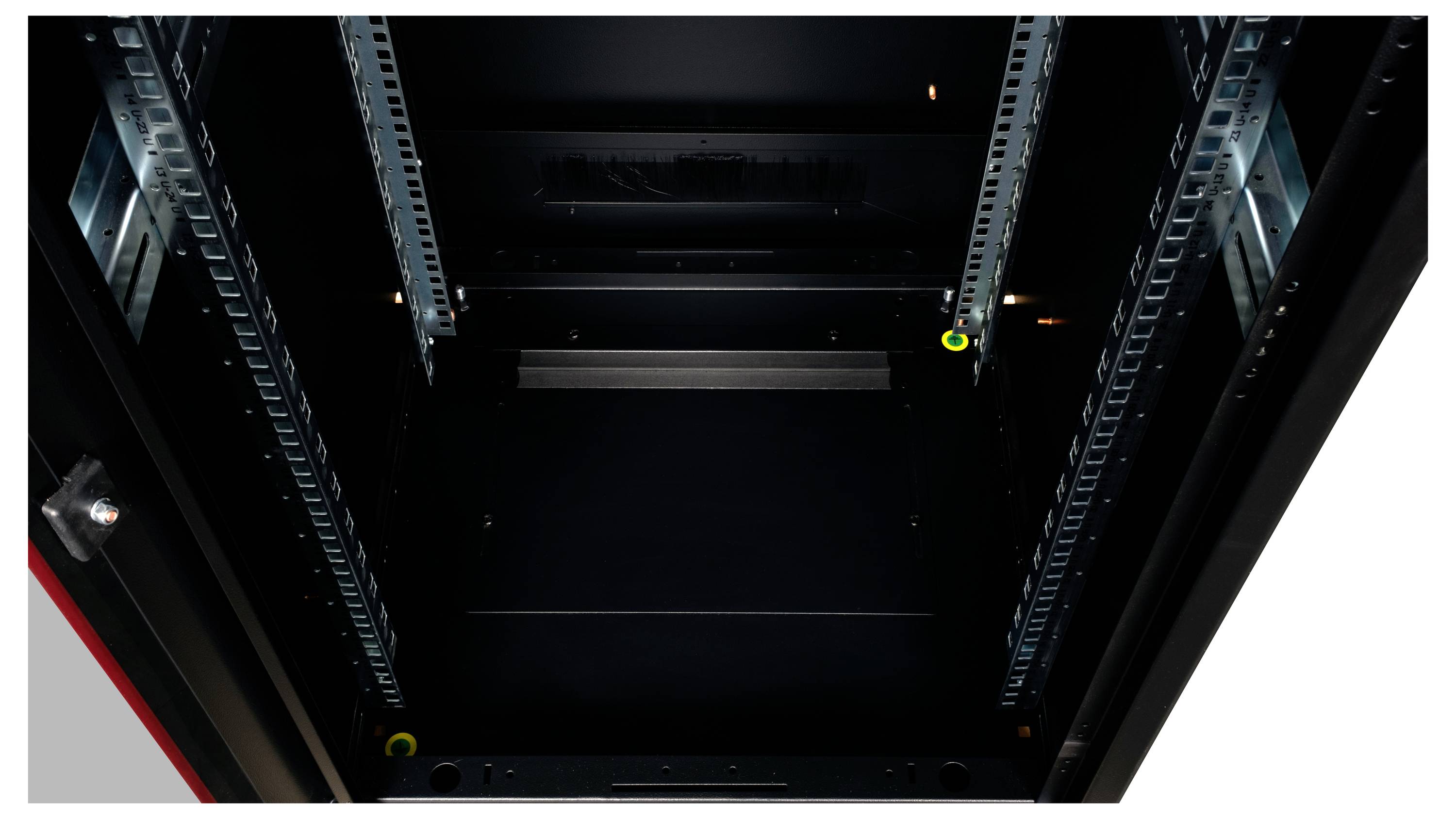 Leeres Server-Rack mit dunklem Innenraum, seitlichen Führungsschienen und roten Streifen an den Seiten.