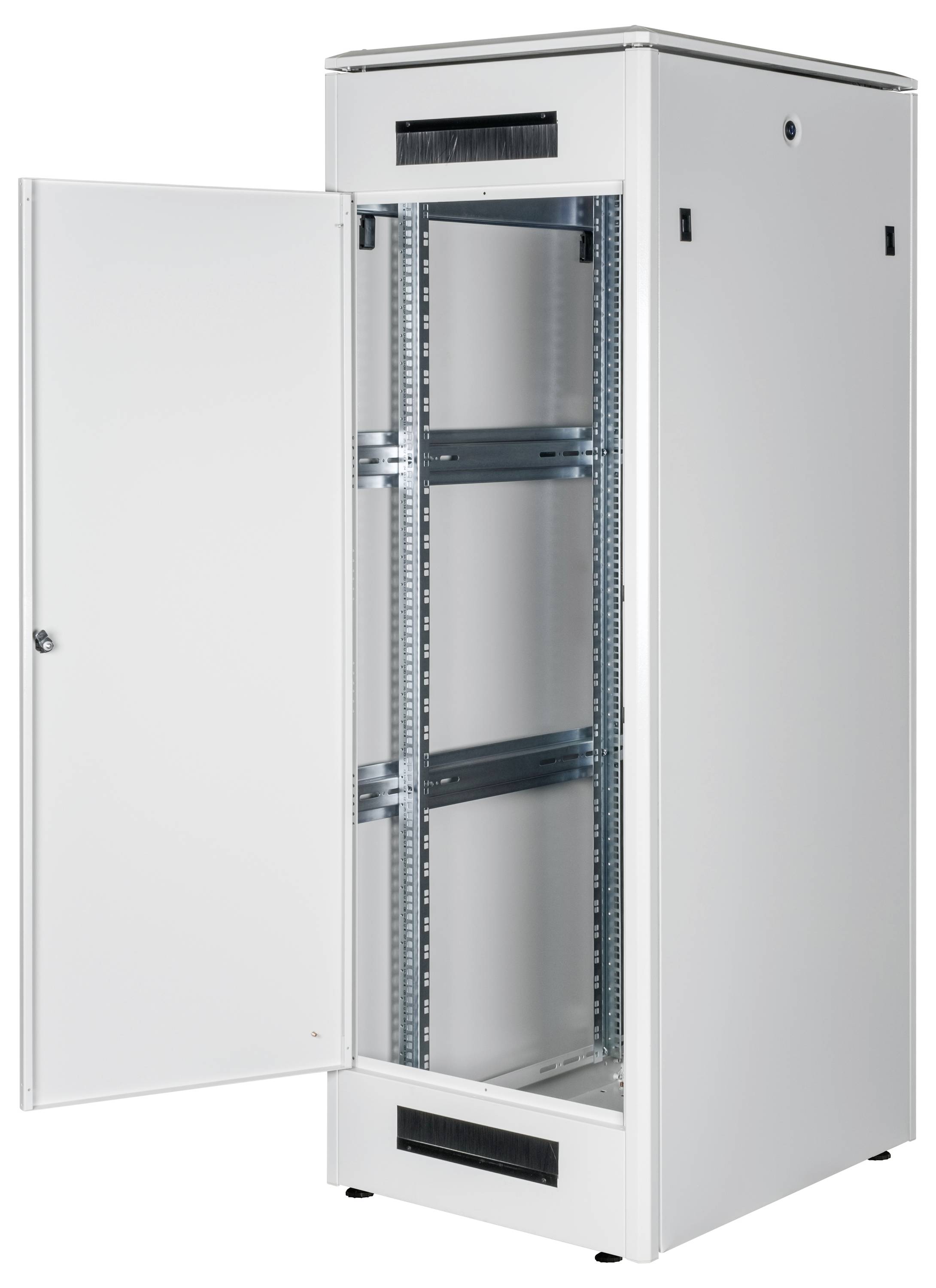 Ein offener, weißer Server-Rack-Schrank mit Stahlrahmen, mehreren Regalen und offener Tür, geeignet für IT-Geräte.