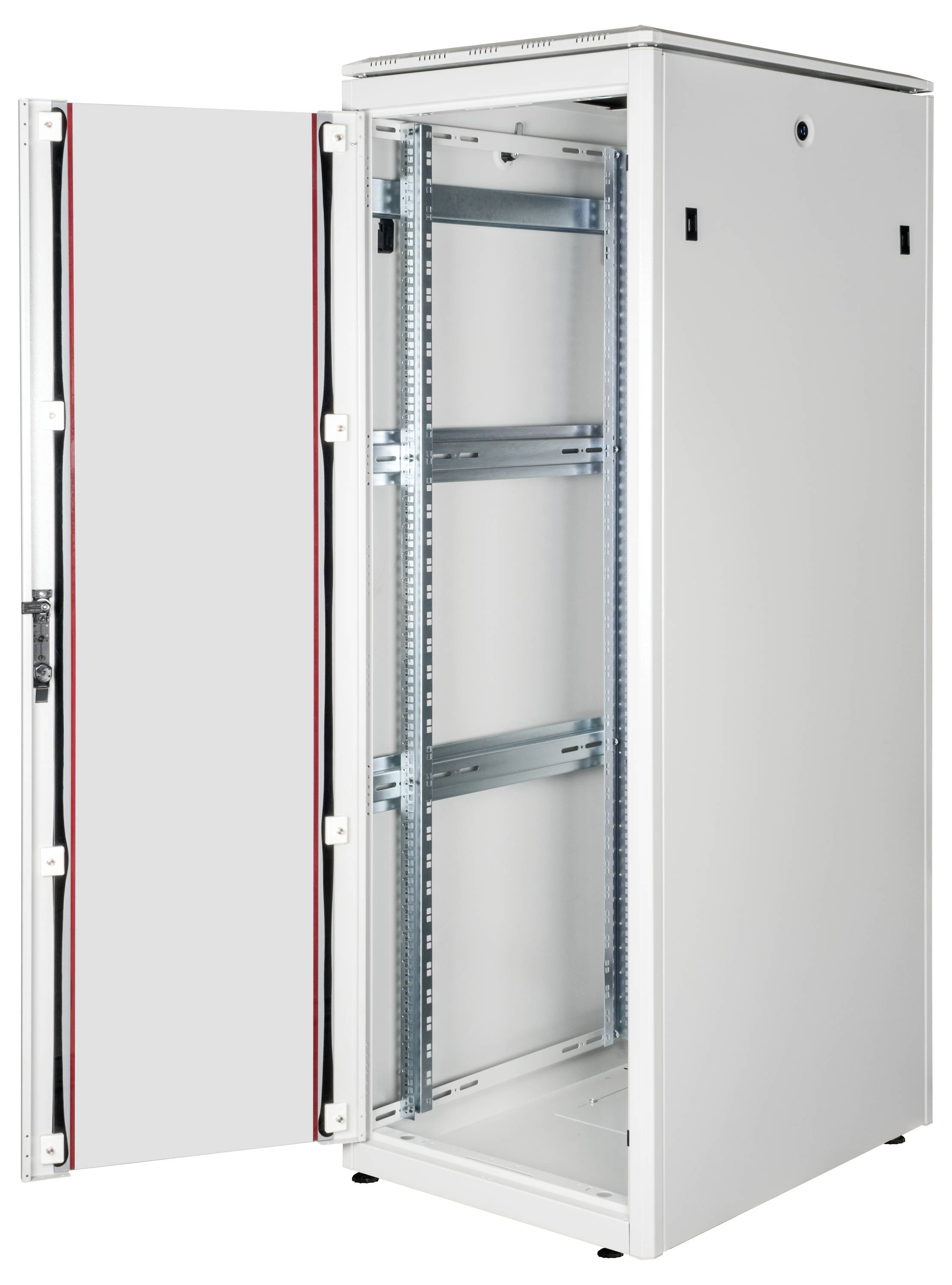Offener leerer Netzwerkschrank mit mehreren Halterungen und Schienen für die Installation von IT-Komponenten.