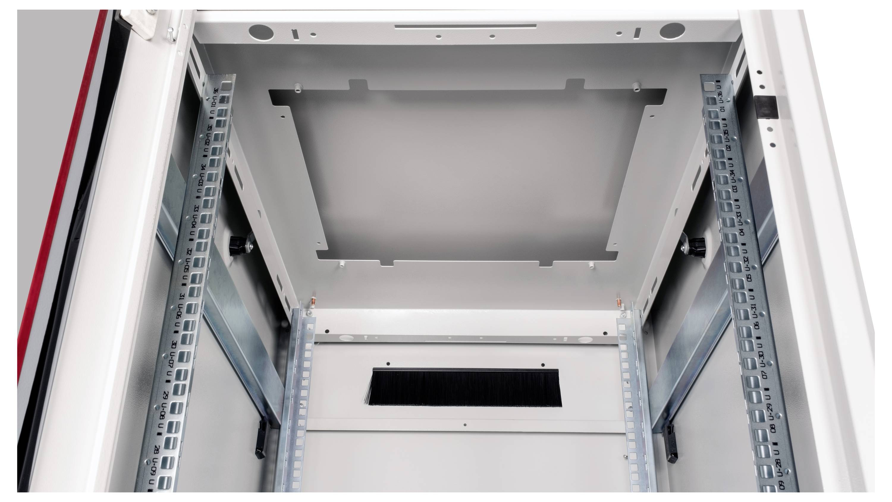 Innenansicht eines leeren Metallgehäuses mit Schienen an den Seiten für mögliche Elektronikmontage. Oben ist ein Lüftungsgitter.