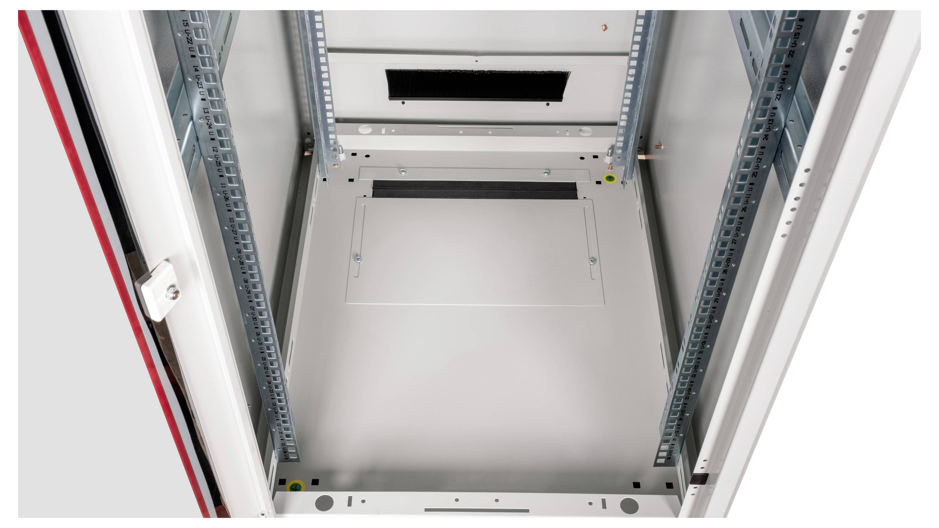 Leeres Server-Rack mit Metallrahmen und offener Tür, bereit zur Installation von IT-Ausrüstung in einer technischen Umgebung.