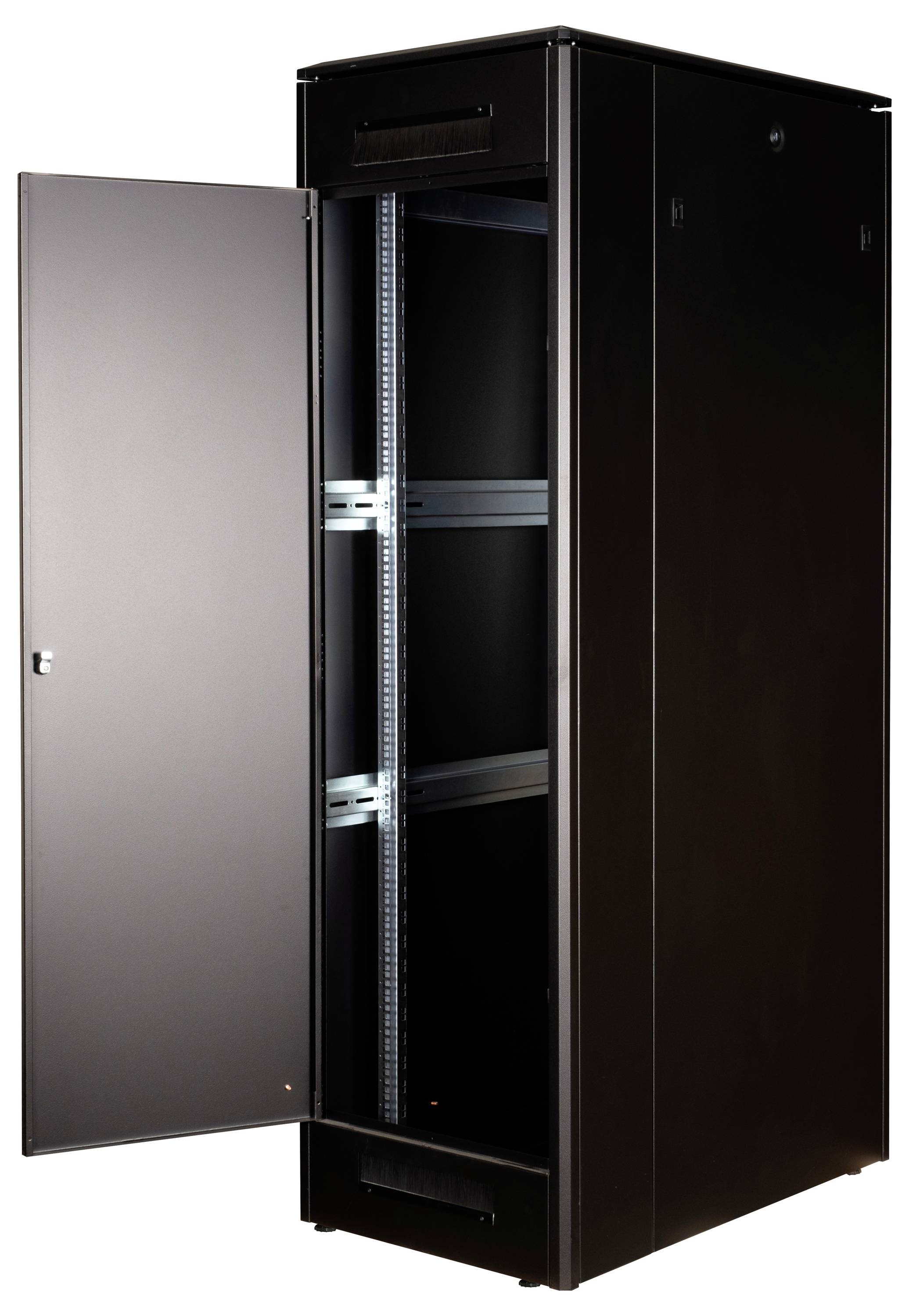 Schwarzer Server-Rack-Schrank mit geöffneter Tür, zeigt leere Schienen zur Montage von IT-Ausrüstung.