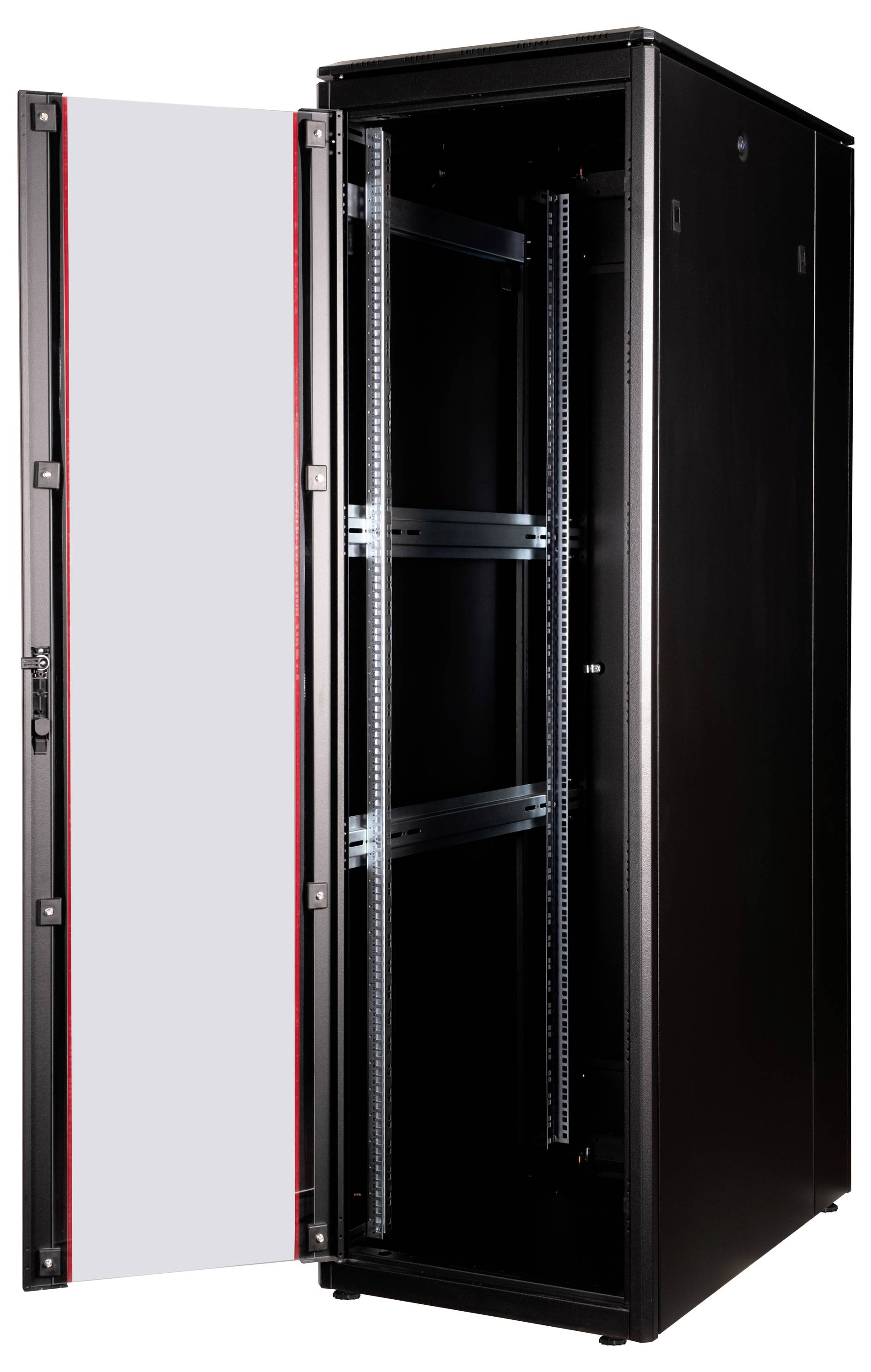 Ein schwarzer, offener Server-Rack-Schrank mit roten Akzenten und mehreren leeren Montageschienen, bereit für Hardware-Installation.