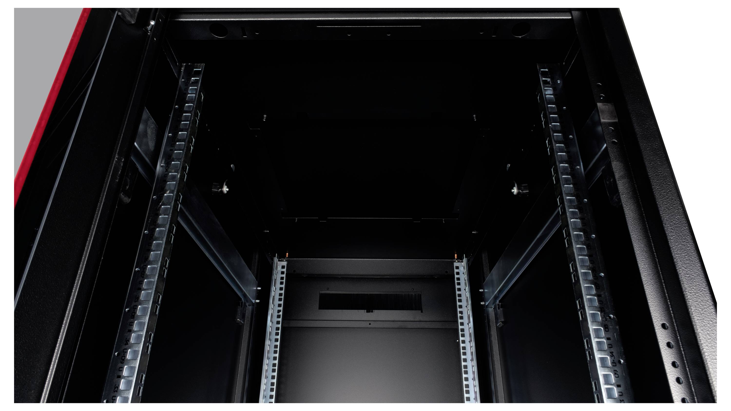 Leeres schwarzes Server-Rack mit roten Akzenten, fotografiert von vorne. Geeignet für die Installation von Serverkomponenten.