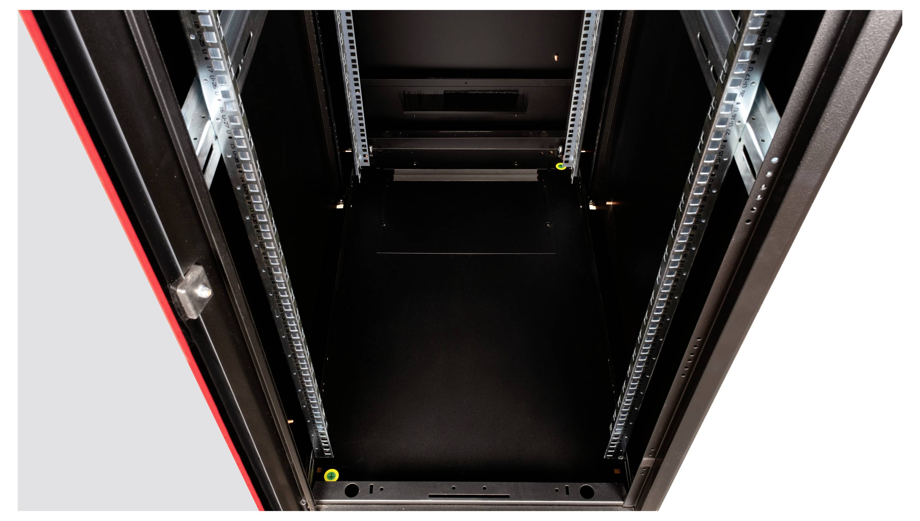 Leerer Server-Rack-Schrank aus Metall, frontal geöffnet, zeigt Schienen zur Montage von Hardware, mit schwarzem Innenraum.