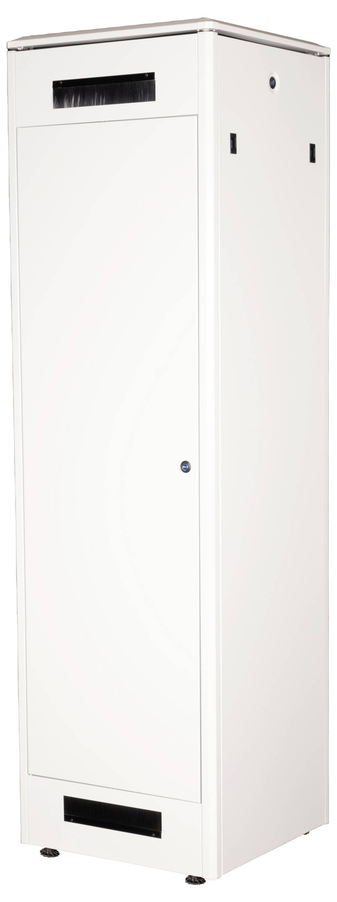 Ein weißer, hoher Server-Schrank mit luftdurchlässigen Gittern an der Ober- und Unterseite, geeignet zur Aufbewahrung von IT-Ausrüstung.