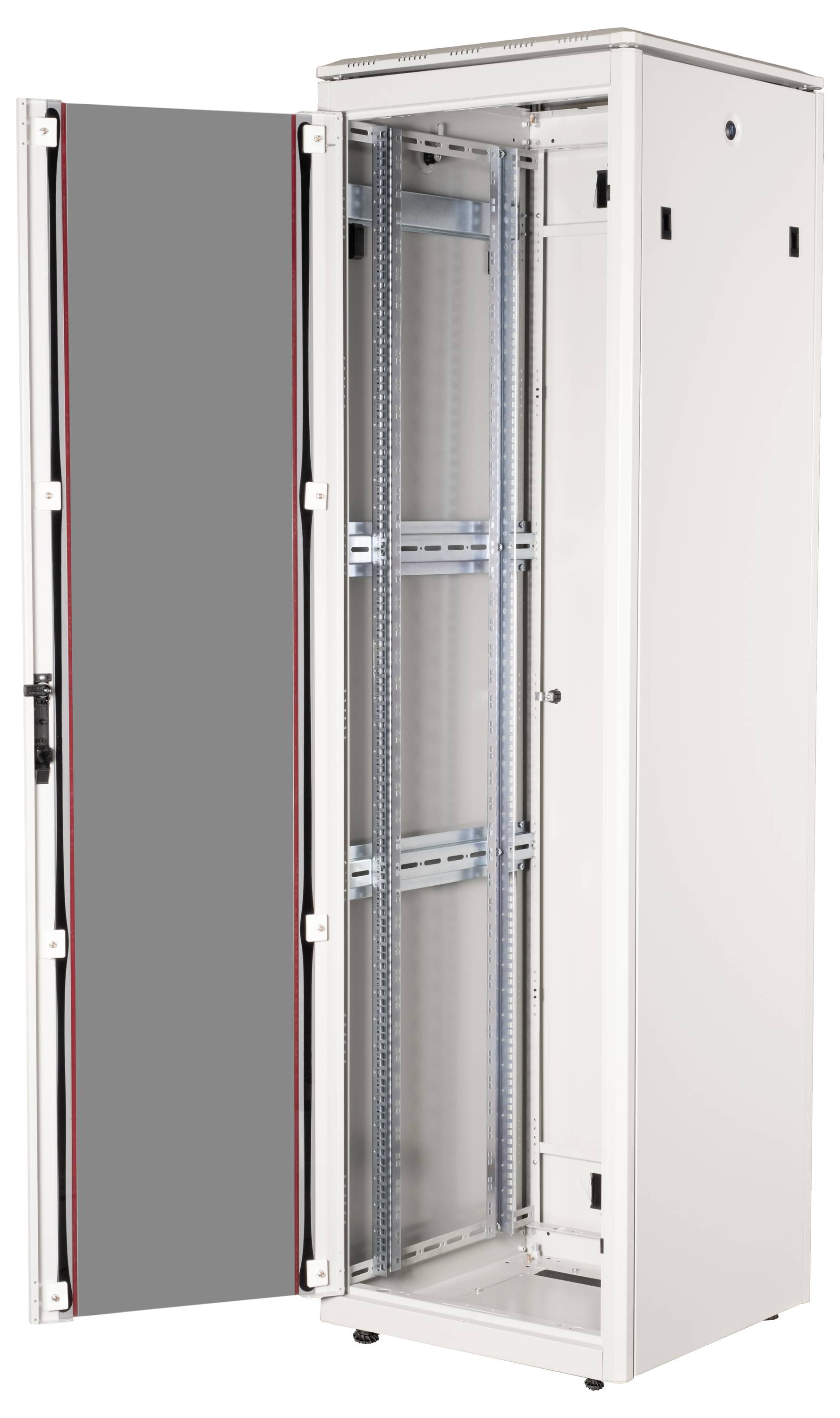 Ein großer, leerer, weißer Metallschrank mit geöffneter Tür, zeigt Innenraum mit Schienen zur Montage von IT-Ausrüstung.