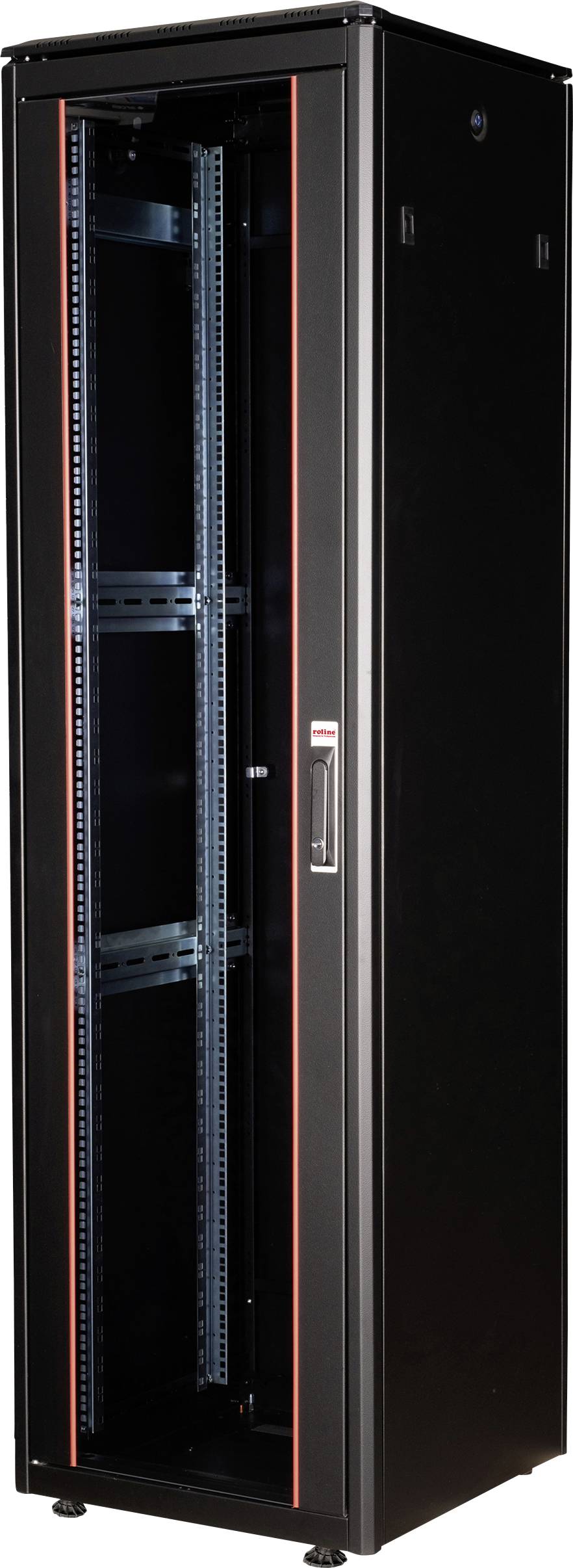 Ein schwarzer Serverschrank mit Glasfront, offenem Innenraum und roten Akzentlinien, steht auf einem hellen Hintergrund.