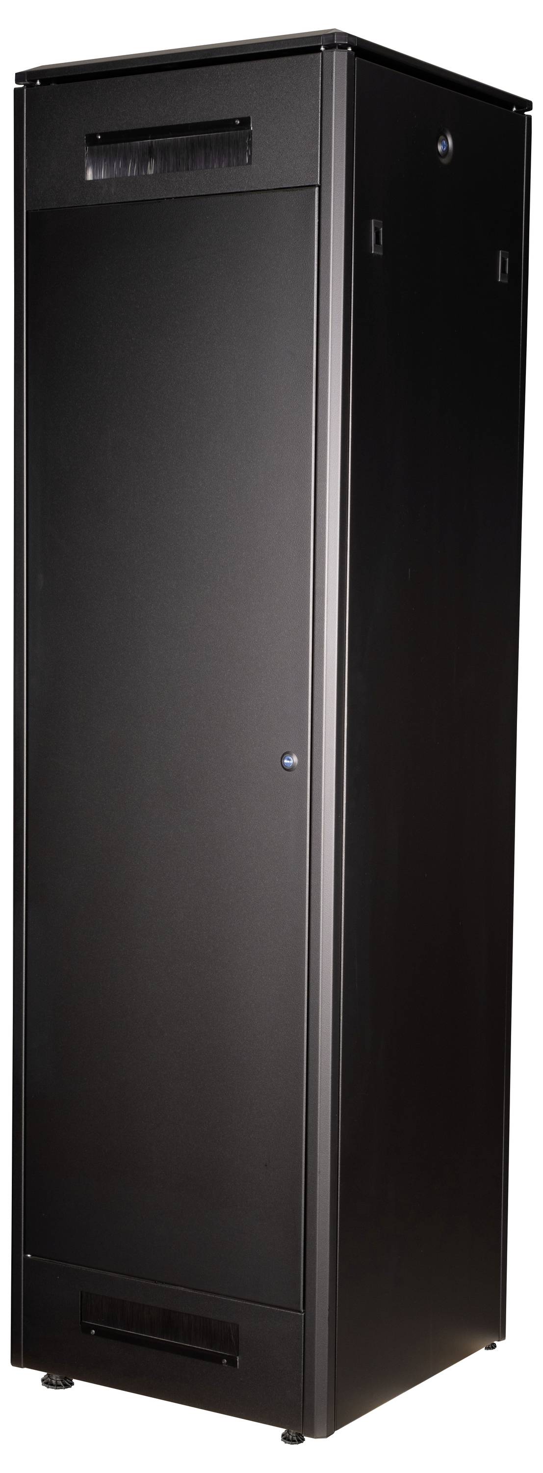 Schwarzer Server-Rack-Schrank in vertikaler Perspektive mit geschlossenem Metallgehäuse und sichtbaren Belüftungsöffnungen unten.