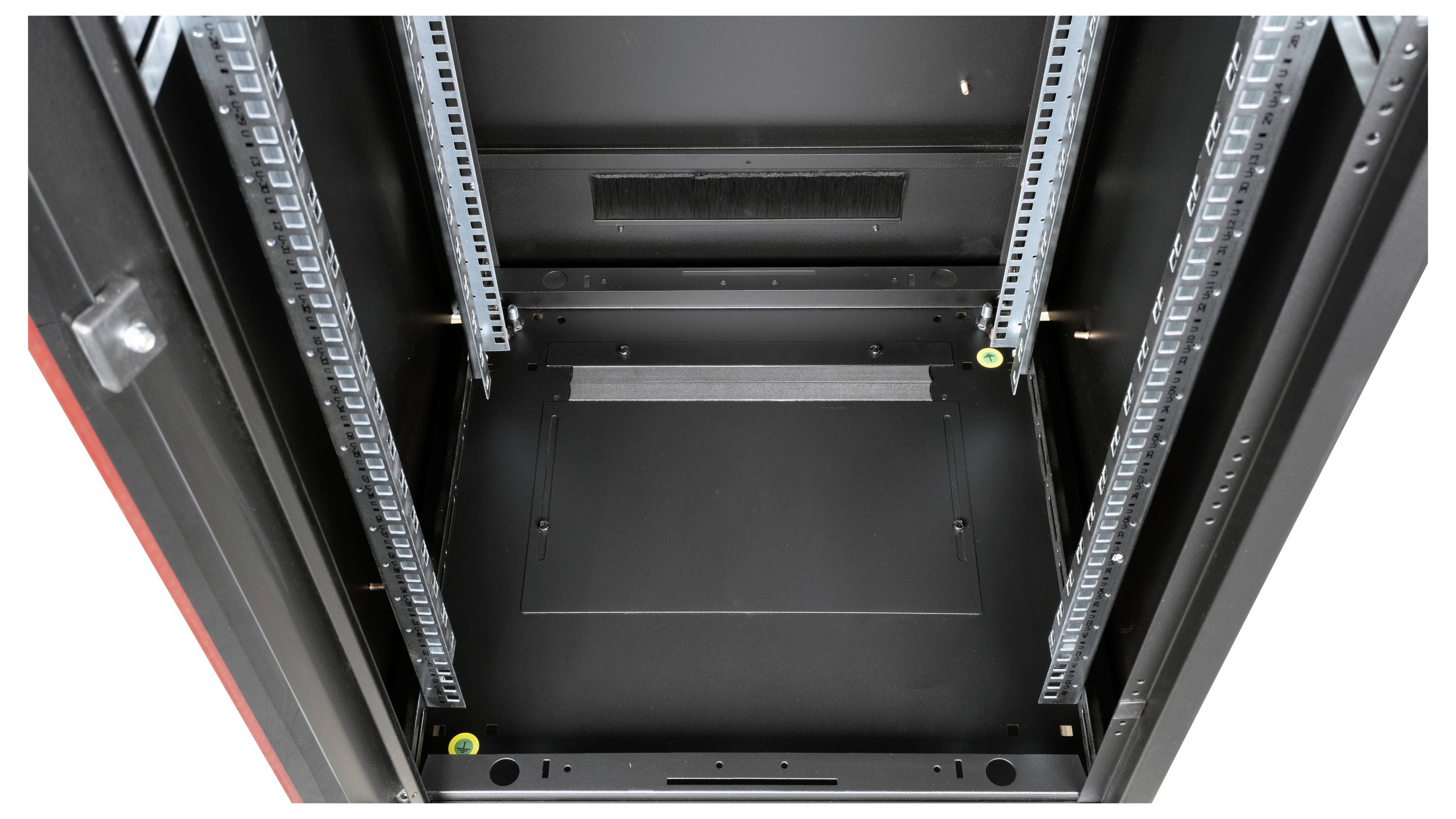 Innenansicht eines leeren Server-Racks mit Schienen zur Installation von Server-Komponenten.