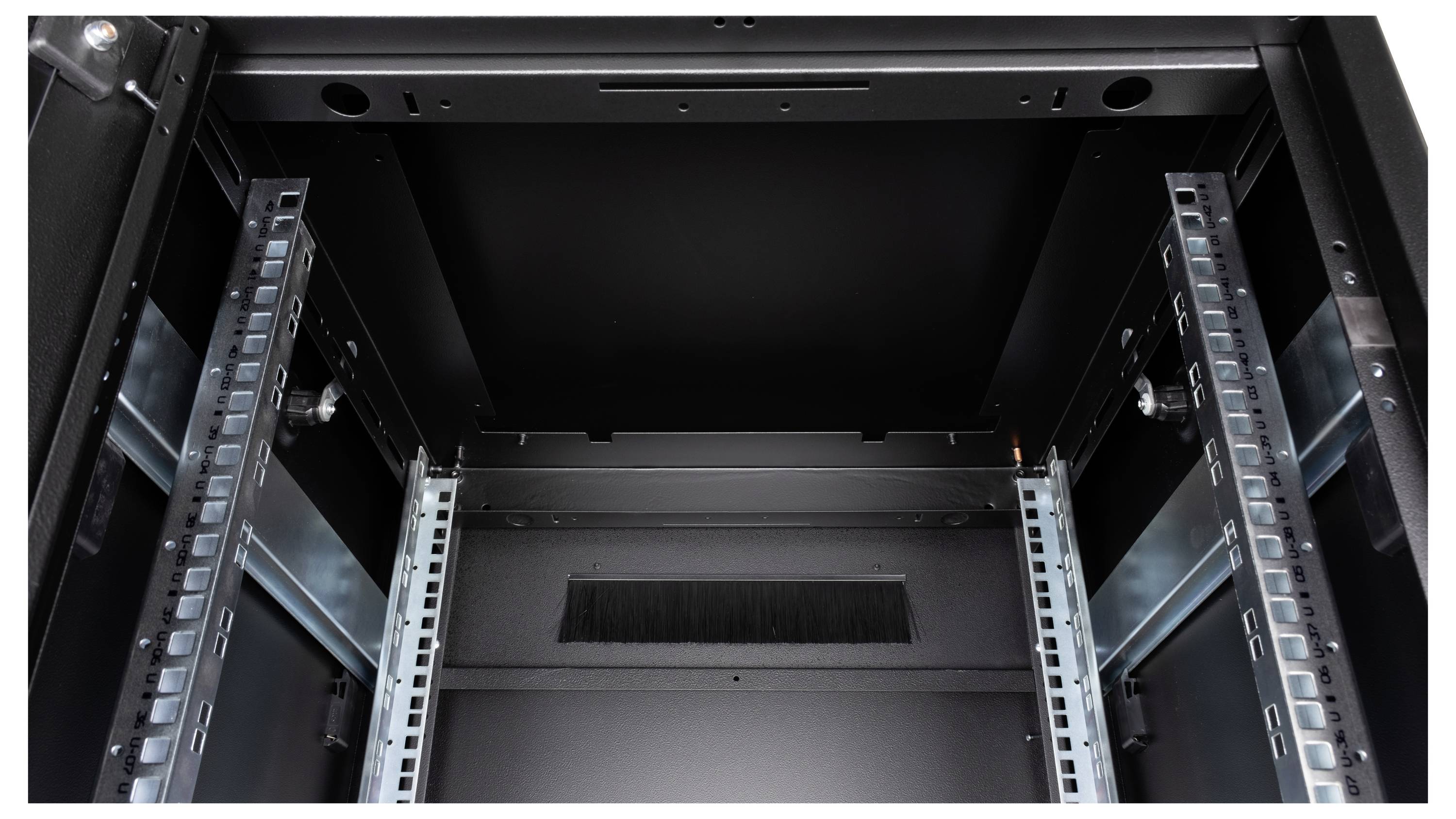 Ein leerer Server-Schrank aus Metall, mit vertikalen Schienen auf beiden Seiten. Die Tür ist entfernt, um das Innere zu zeigen.