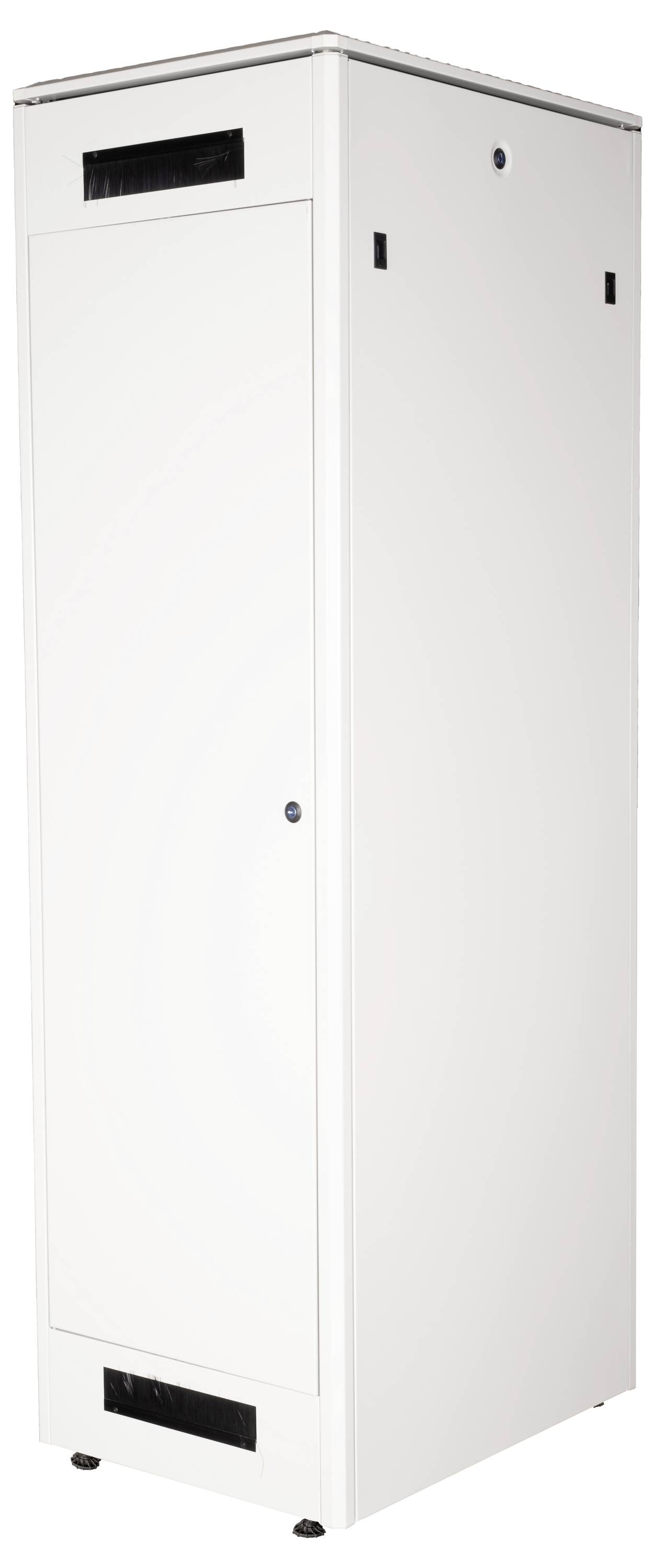 Ein weißer, hoher Serverschrank mit geschlossener Tür, geeignet zur Aufnahme von IT-Ausrüstung in einem Rechenzentrumsumfeld.