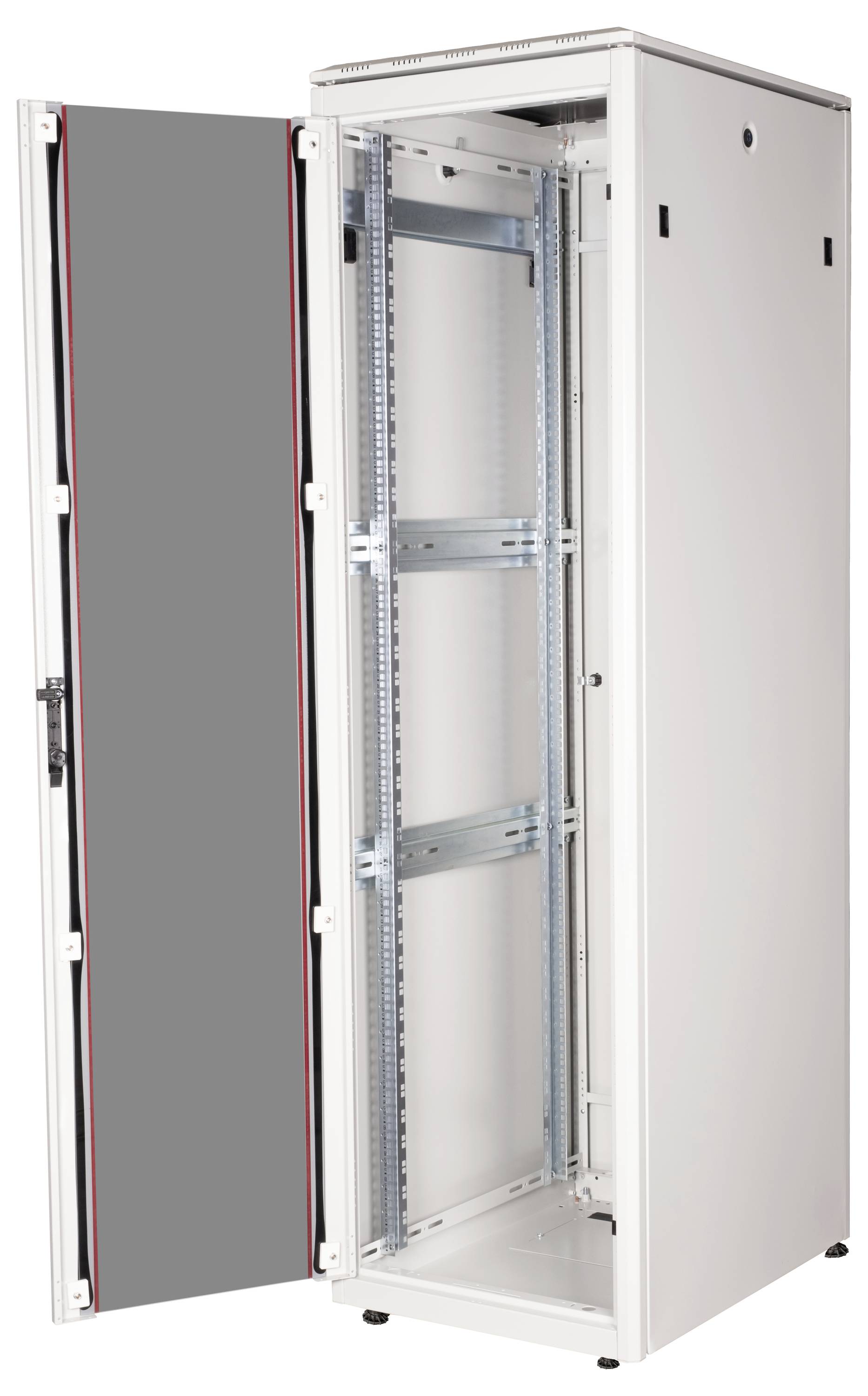 Ein geöffneter, leerer Serverschrank mit einem metallischen Rahmen und seitlichen Halterungen, geeignet für Netzwerk- oder IT-Ausstattung.