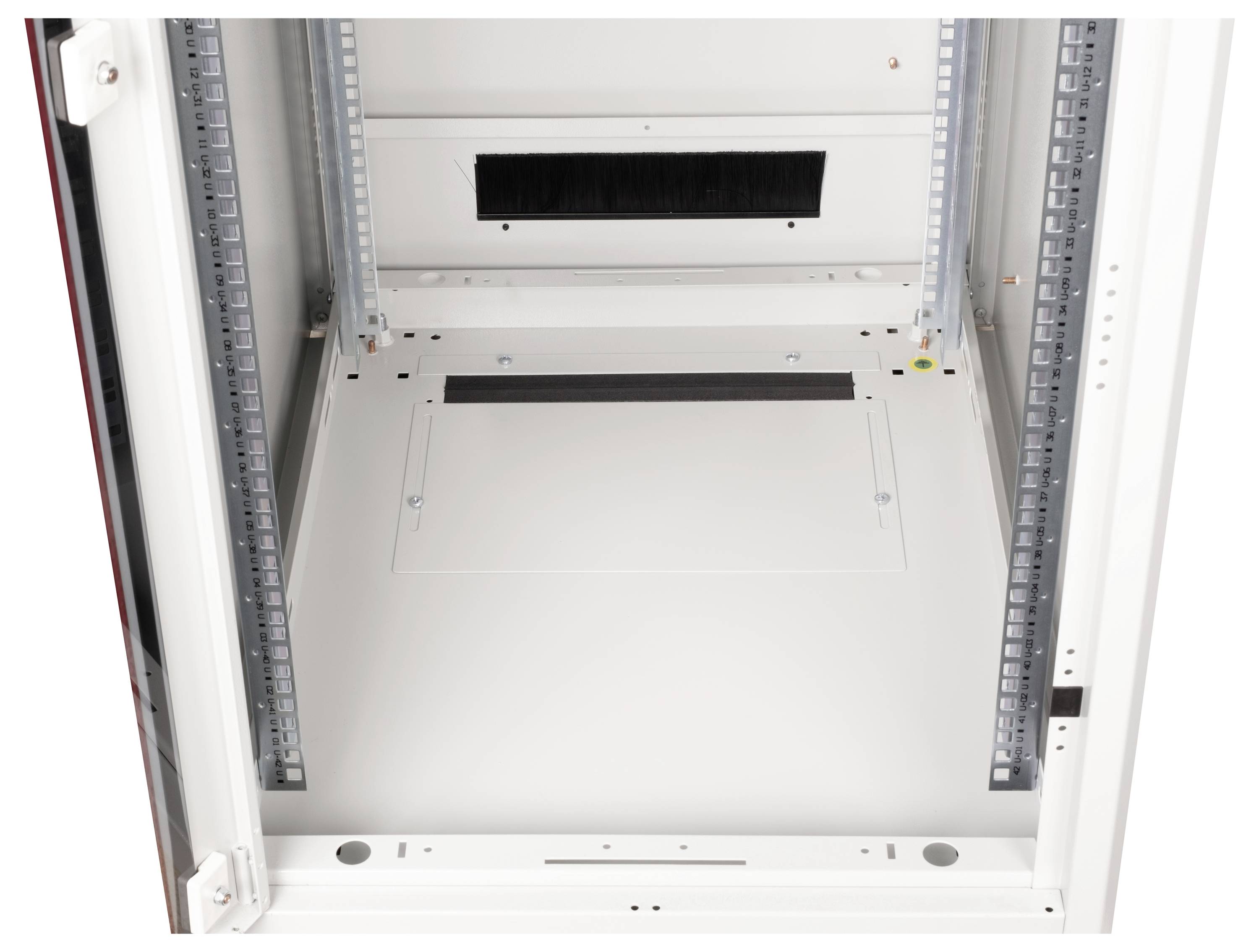 Leerer Serverschrank mit zwei seitlichen Streben und einer offenen Bodenplatte. Bereit für den Einbau von Servern oder IT-Geräten.