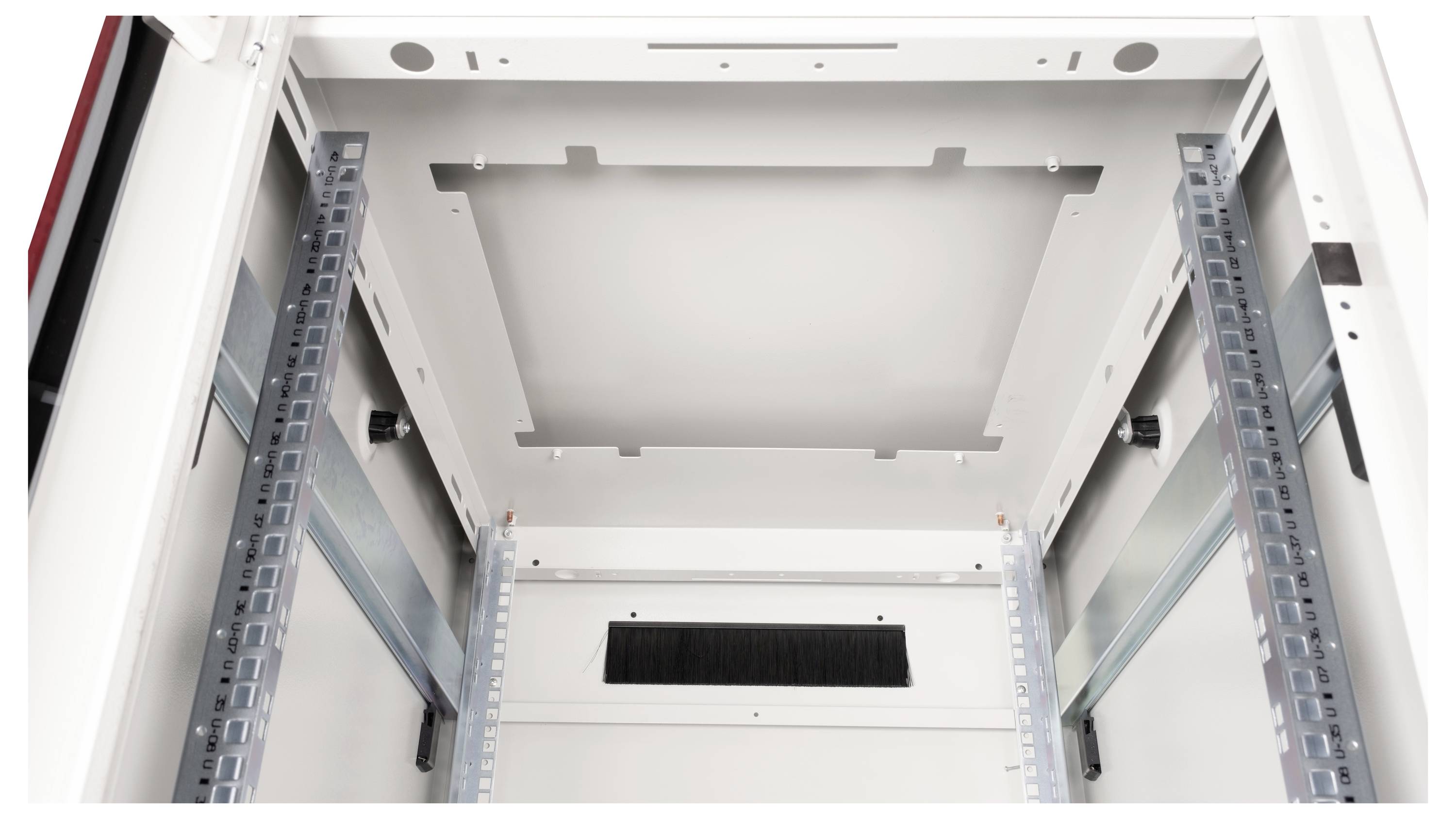 Innenansicht eines leeren Serverracks mit sichtbaren Schienen und Befestigungselementen, bereit zur Installation von Geräten.