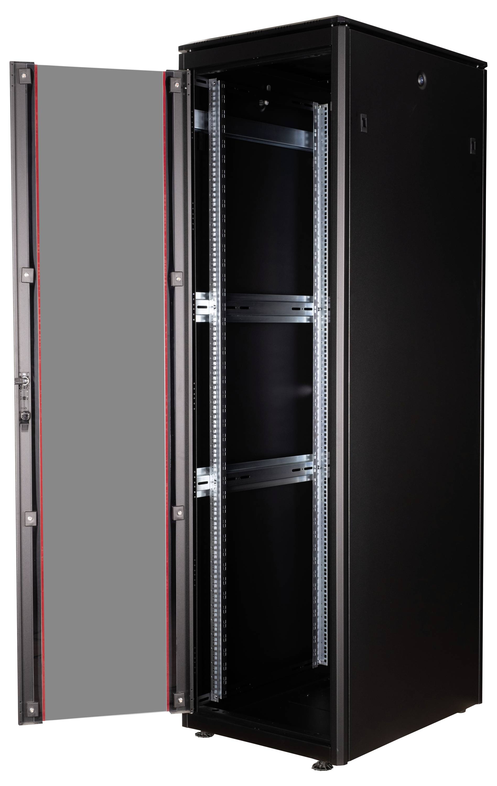 Ein offener, hoher schwarzer Server-Schrank mit einer offenen Tür, zeigt leere Regalhalterungen für Installationen.