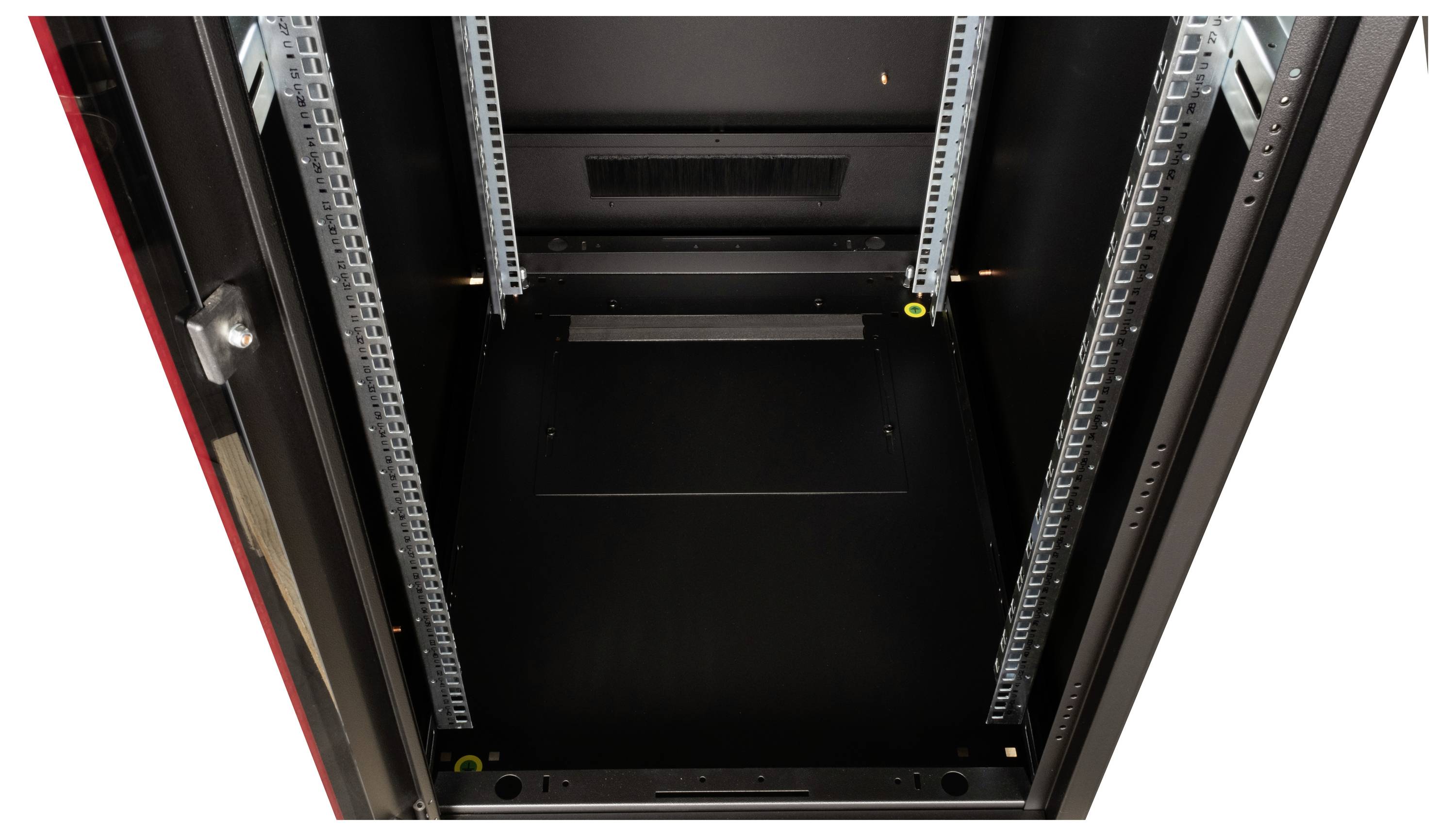Leerer schwarzer Serverschrank mit Metallrahmen, geöffnet. Geeignet für die Installation von IT-Equipment. Oben ist ein Lüftungsgitter.