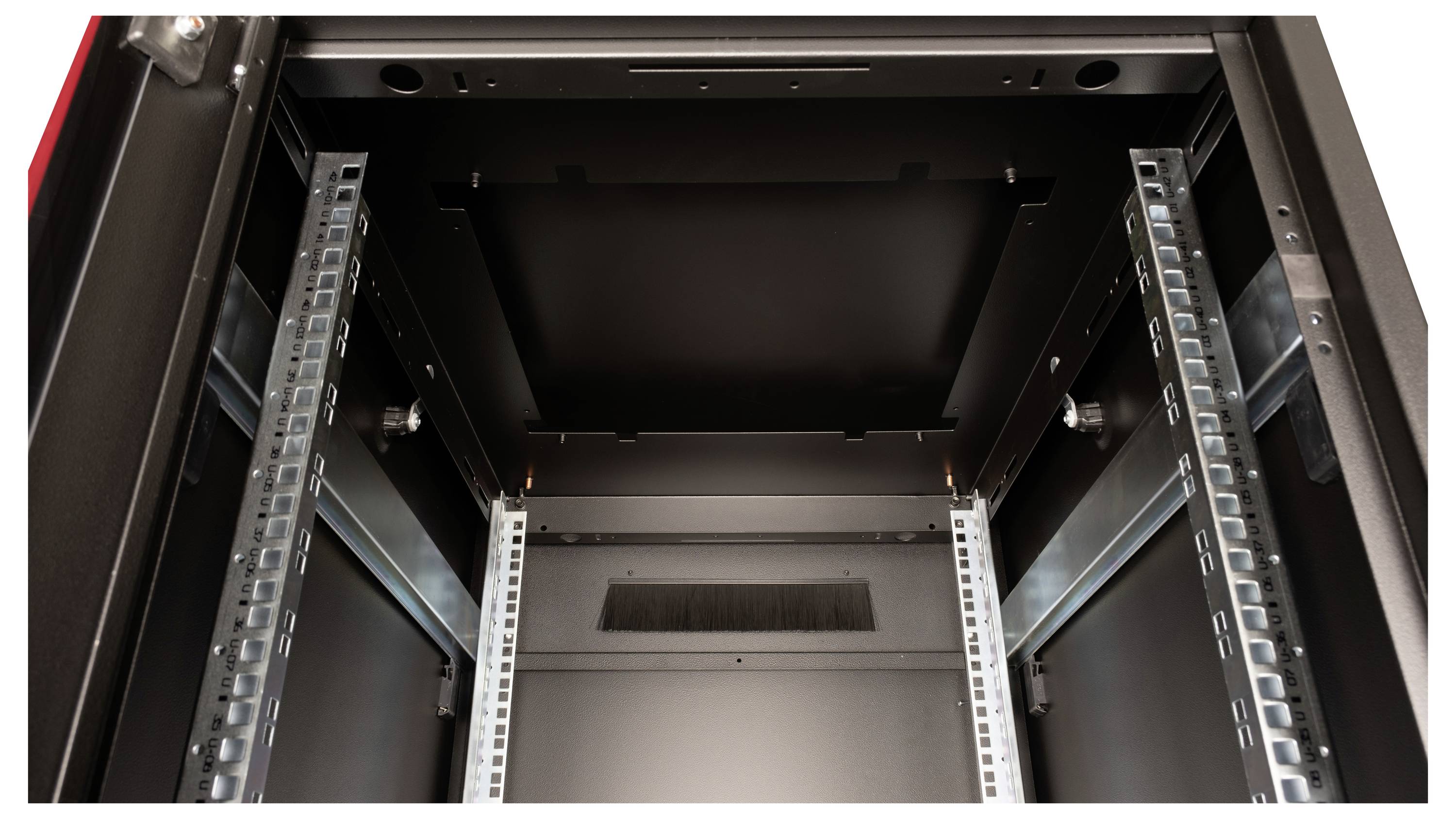 Blick in ein leeres, offenes Serverrack von vorne. Metallschienen an den Seiten zur Gerätebefestigung.