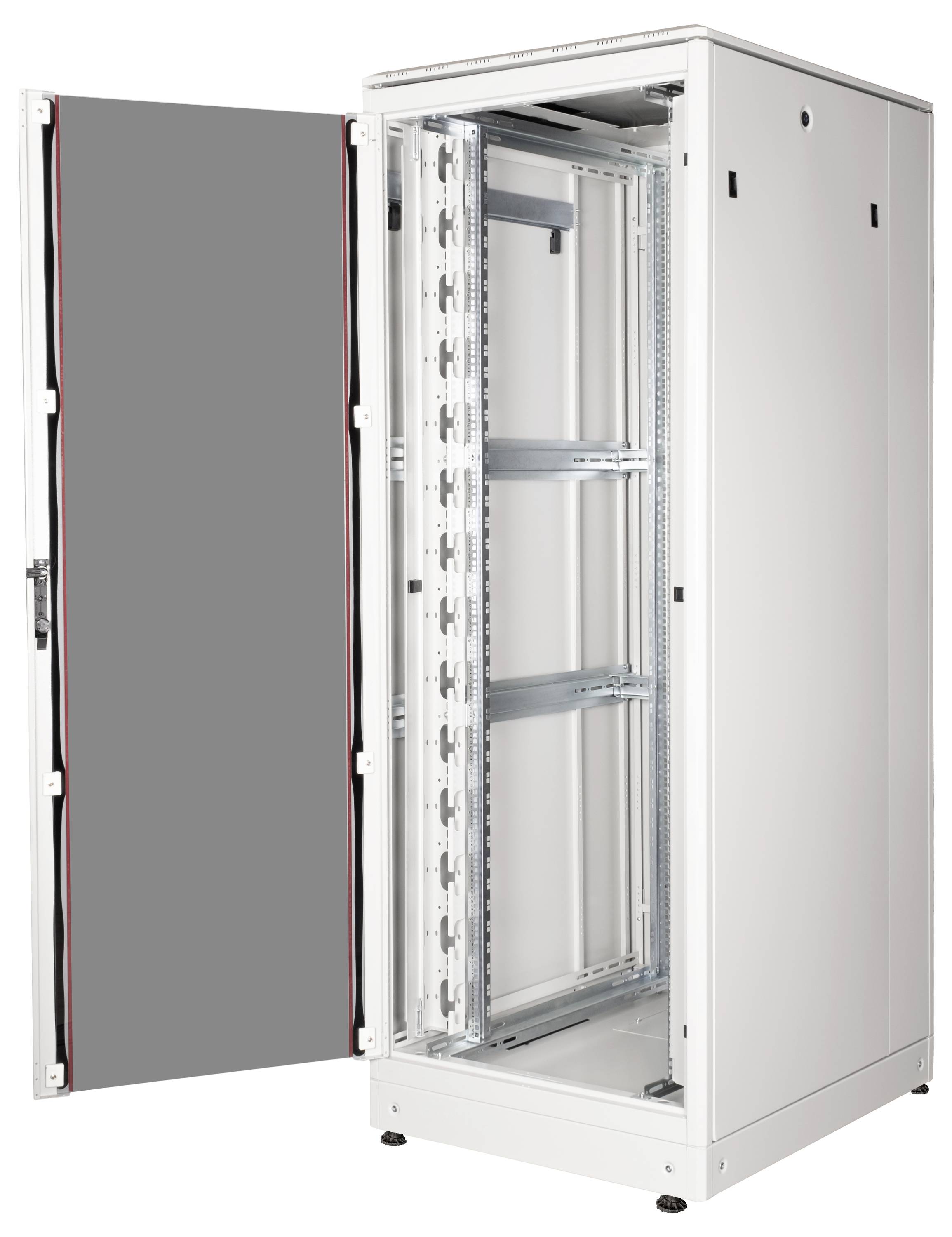 Ein offener Server-Rack-Schrank mit einer Tür an der Seite, zeigt leere Montageschienen und Platz für IT-Geräte.