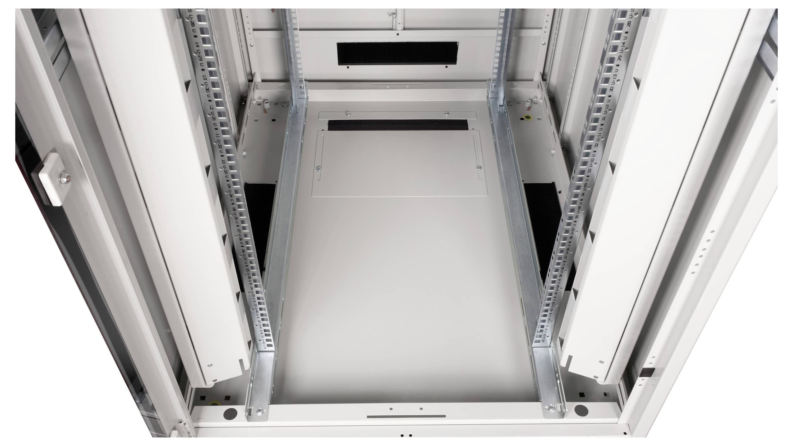 Innenansicht eines leeren Serverracks mit Metallschienen und Kabelkanälen.