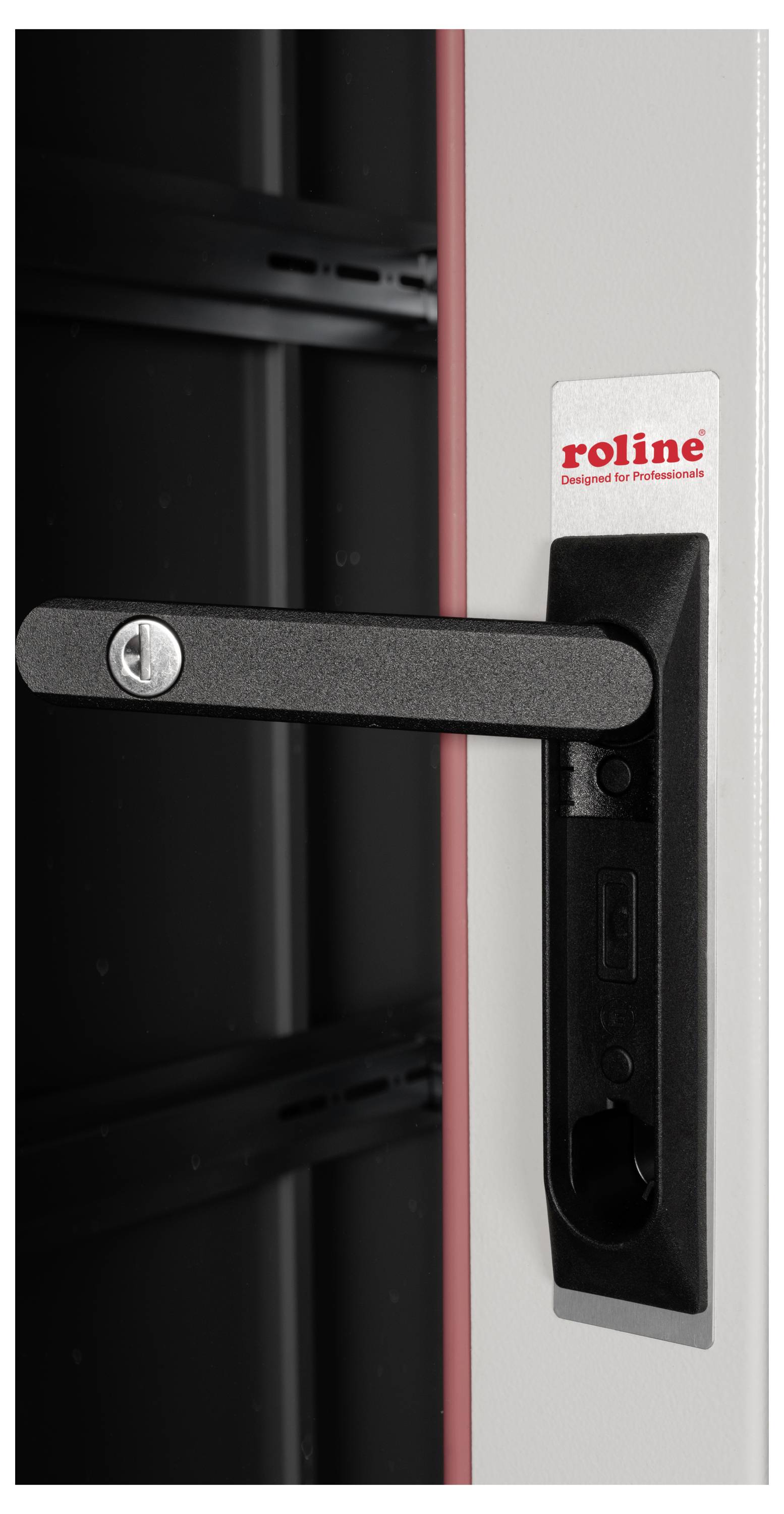 Ein schwarzer Türgriff mit Schloss an einem weißen Schrank, oberhalb ein rotes 'roline' Logo auf einem Aufkleber.