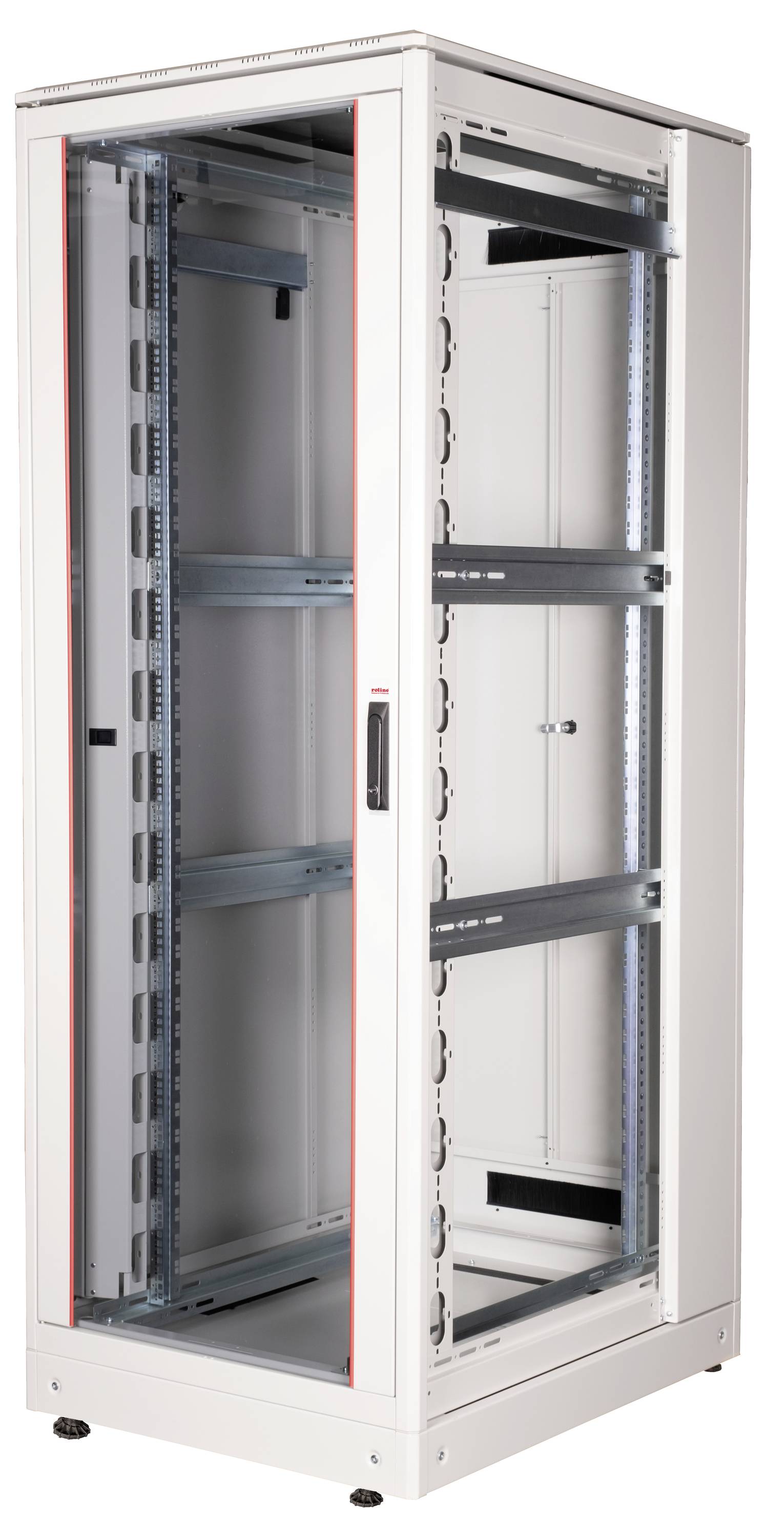 Ein leerer Netzwerkschrank aus Metall mit Glastür, stehend auf dem Boden. Innerer Rahmen für Montage von IT-Geräten sichtbar.