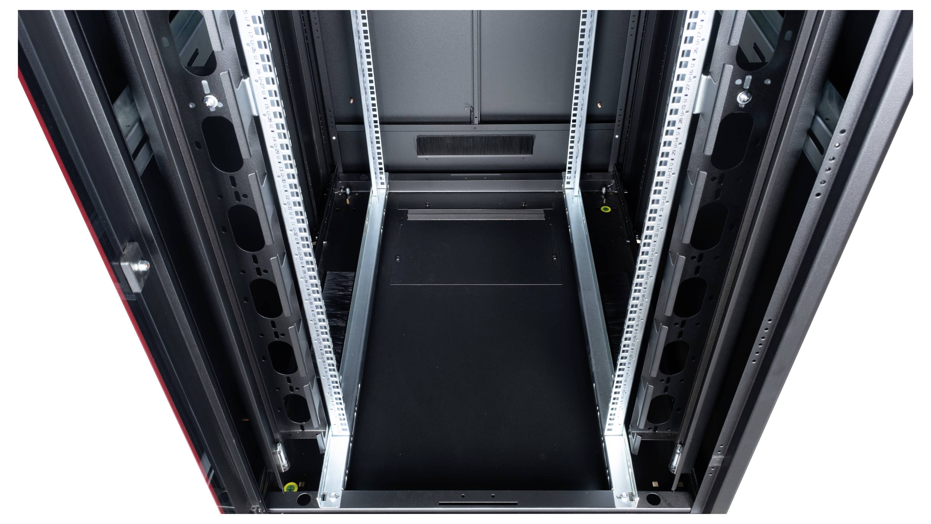 Leeres Server-Rack mit offenen Türen, bereit zum Installieren von Server-Hardware.