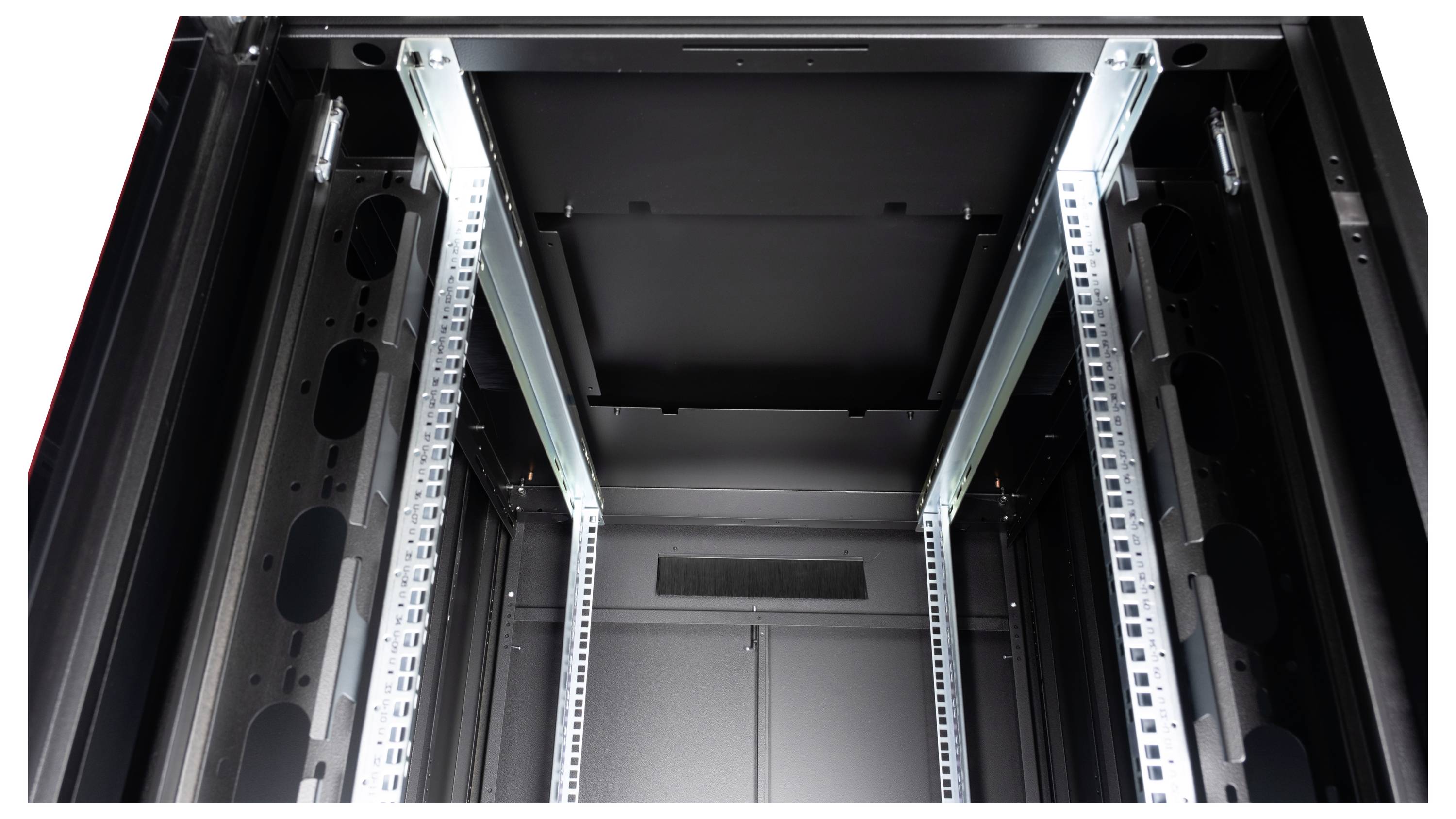 Innenansicht eines leeren Serverracks mit zwei vertikalen Metallschienen und Beleuchtung, die für IT-Geräte vorbereitet sind.