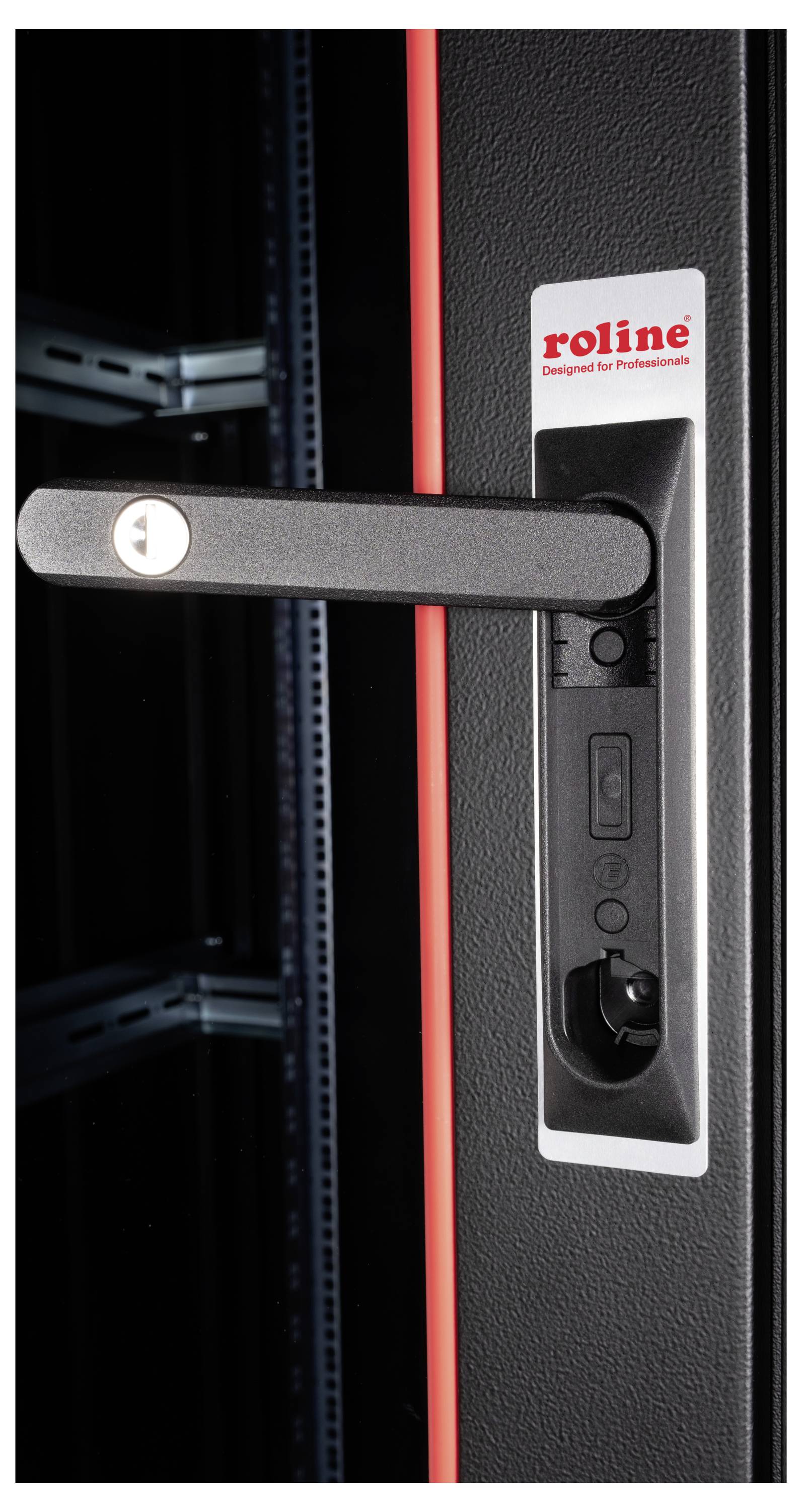 Ein schwarzer Schrank mit einem Griff und einem Schlüsselloch, Produkt des Herstellers 'roline', vor einem schwarz-roten Hintergrund.