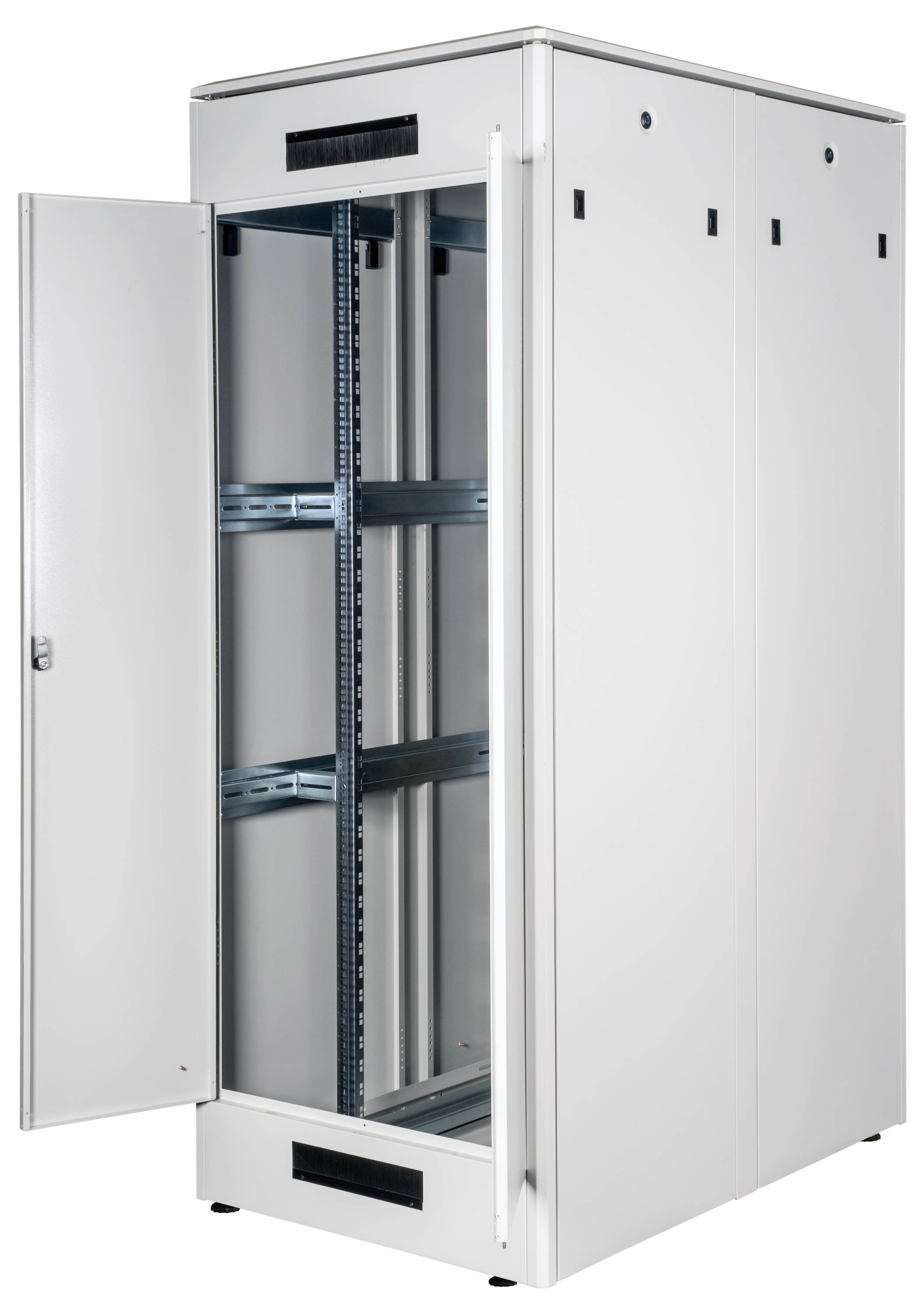 Offener, leerer metallischer Server-Rack-Schrank mit perforierter Tür und mehreren Einlegeböden, geeignet zur Aufbewahrung von IT-Geräten.