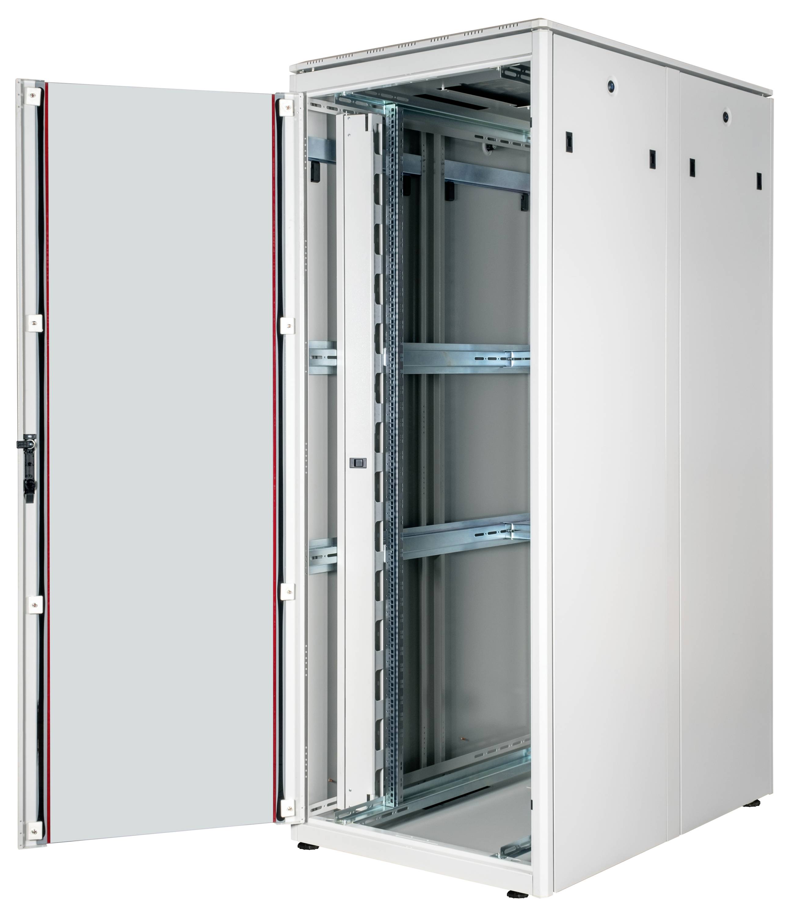 Ein leerer, metallischer Serverschrank mit geöffneter Tür, gezeigt in einem Raum, der für IT-Infrastruktur geeignet ist.