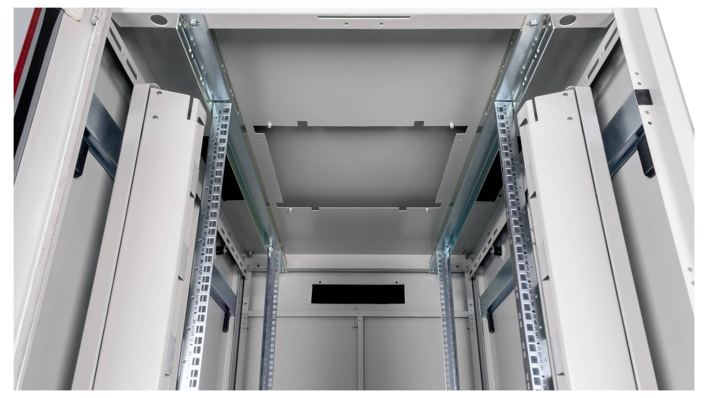 Leeres Server-Rack, metallische Struktur, ohne montierte Geräte, Seitenprofile und vertikale Schienen sichtbar.