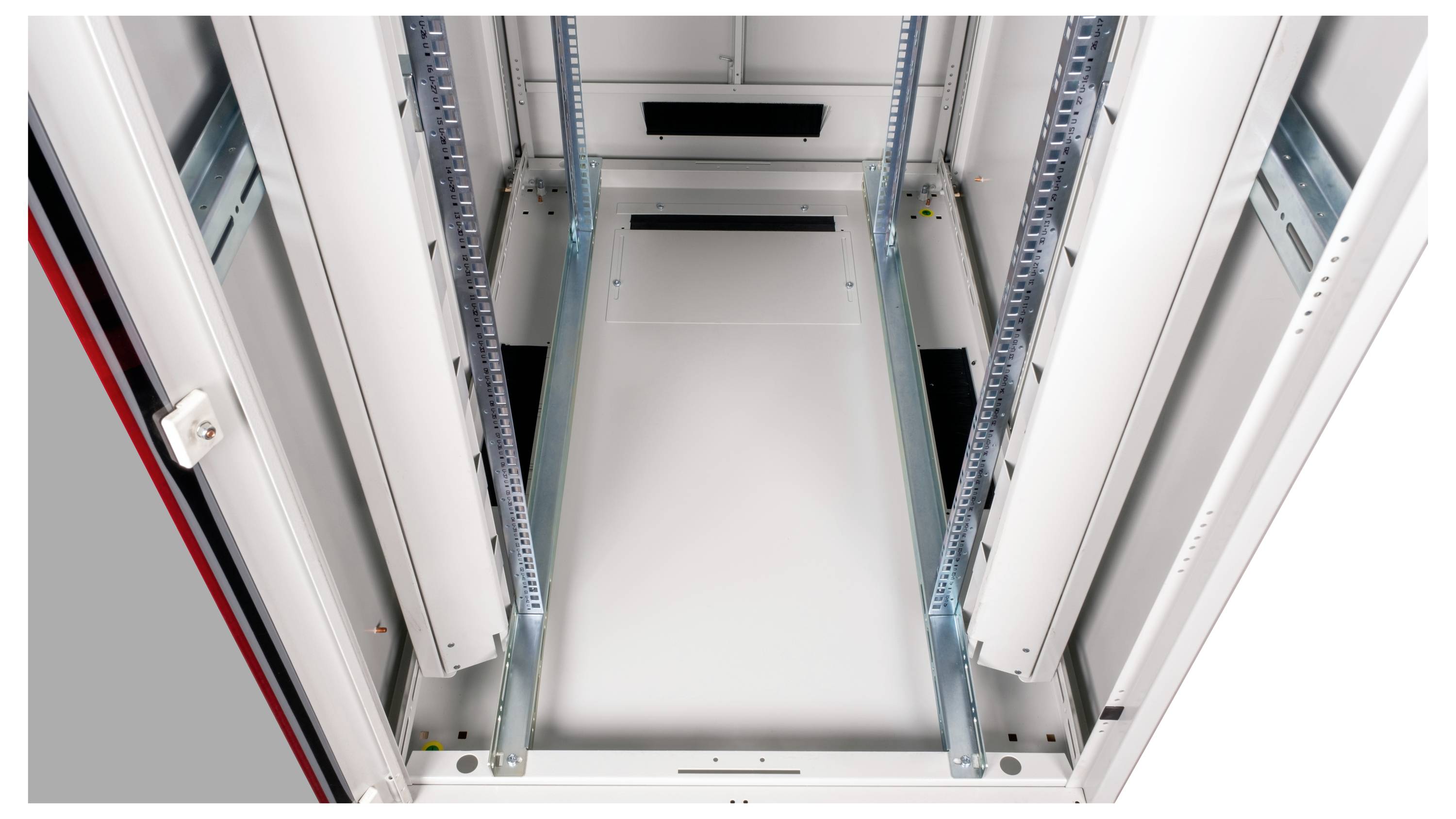 Leerer Serverschrank mit offenen Seiten und Schienen zur Befestigung von Geräten. Ansicht von oben in einem Technikraum.