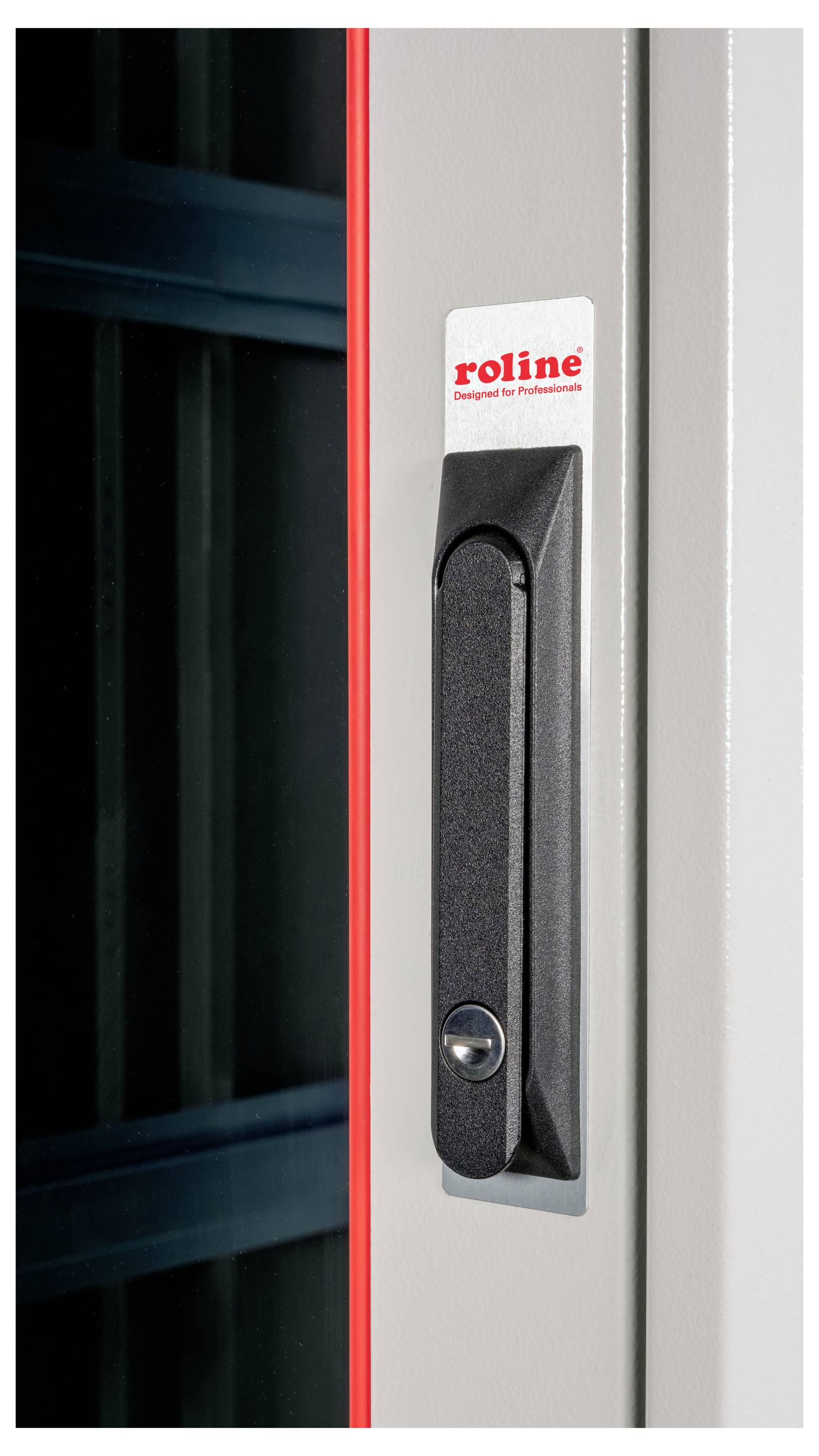 Türgriff eines grauen Schranks mit roter Umrandung und dem Logo 'roline'. Der Griff hat einen integrierten Schließmechanismus.