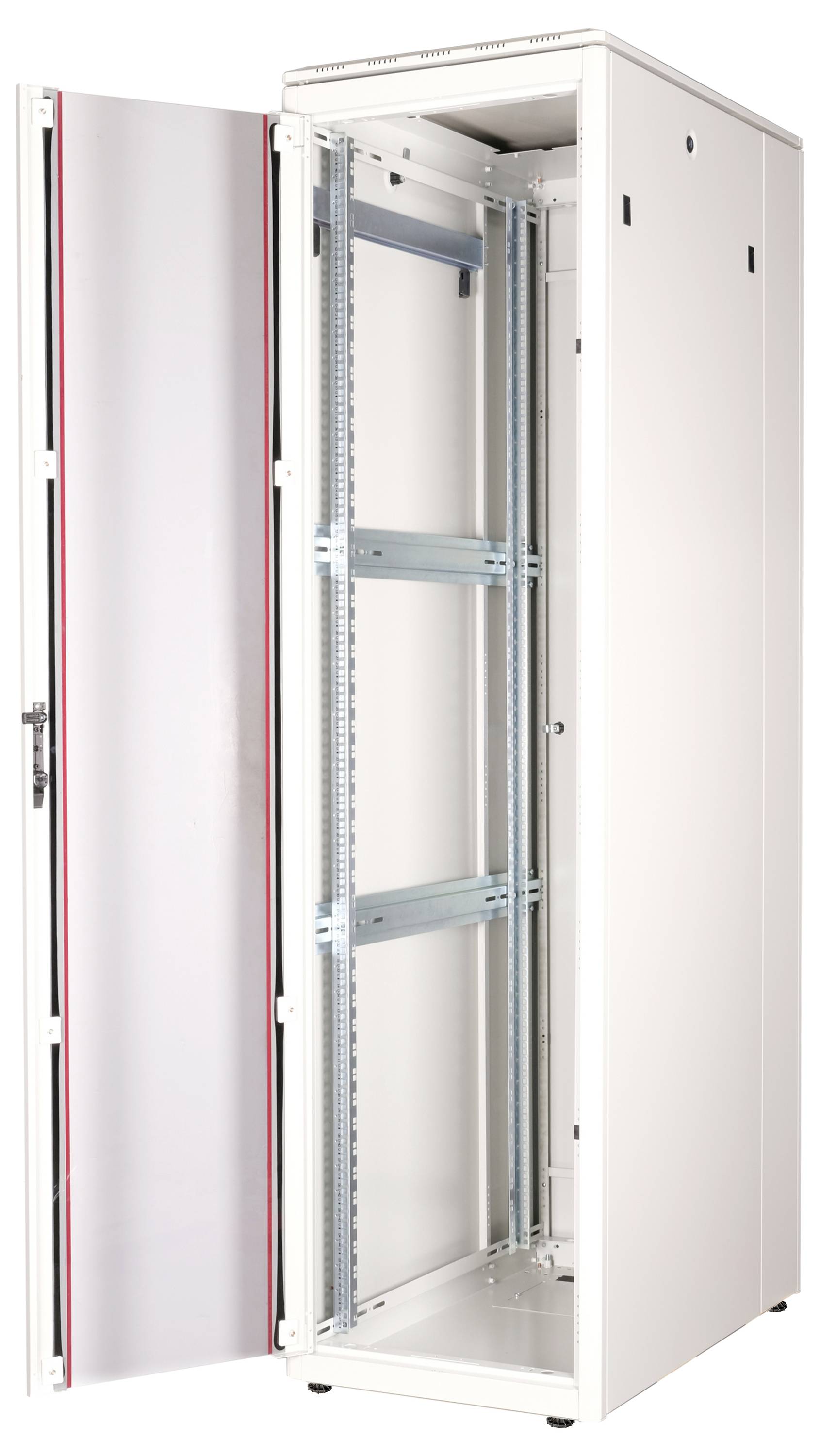 Ein offener, leerer Serverschrank mit Lüftungsschlitzen und verstellbaren Schienen zur Aufnahme von Serverhardware in einem Rechenzentrum.