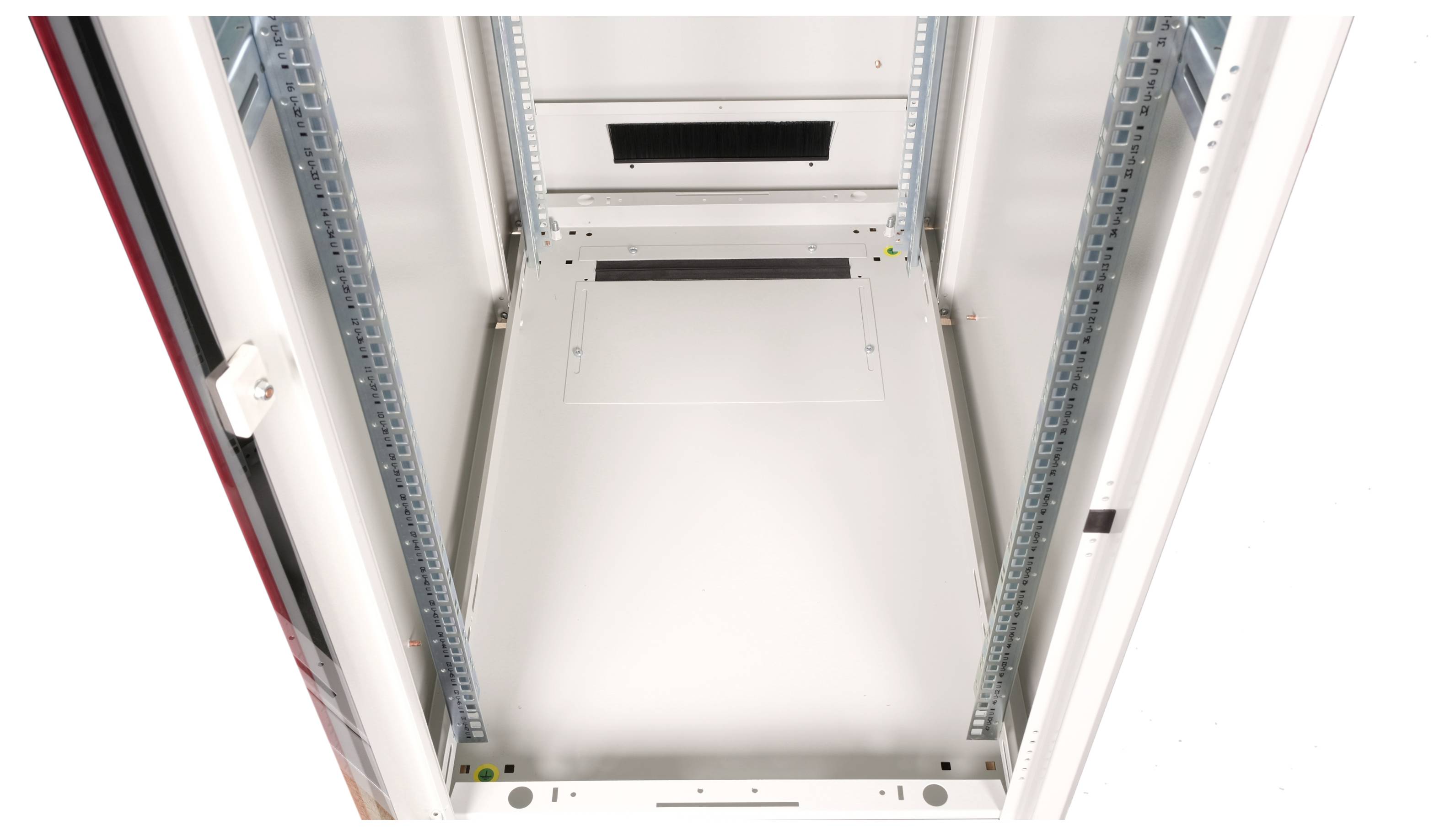 Ein leerer Server-Rack-Schrank aus Metall, geöffnet, ohne installierte Geräte, mit Schienen an den Seiten zur Montage.