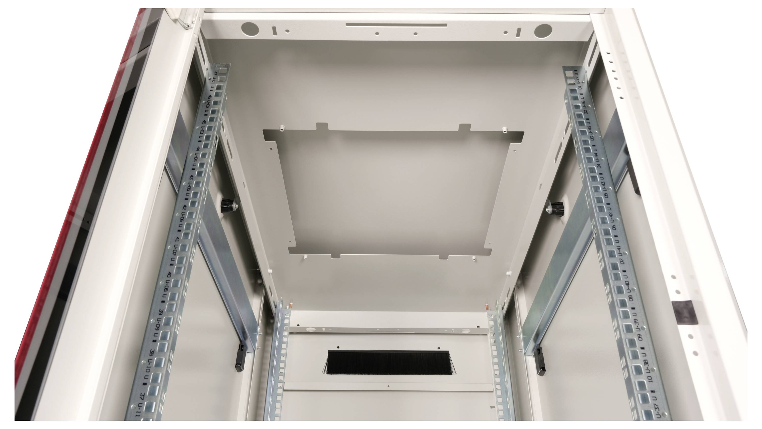 Metallischer Server-Schrank von innen, mit Montageschienen an den Seiten und einem Lüftungsgitter oben. Keine Technik installiert.