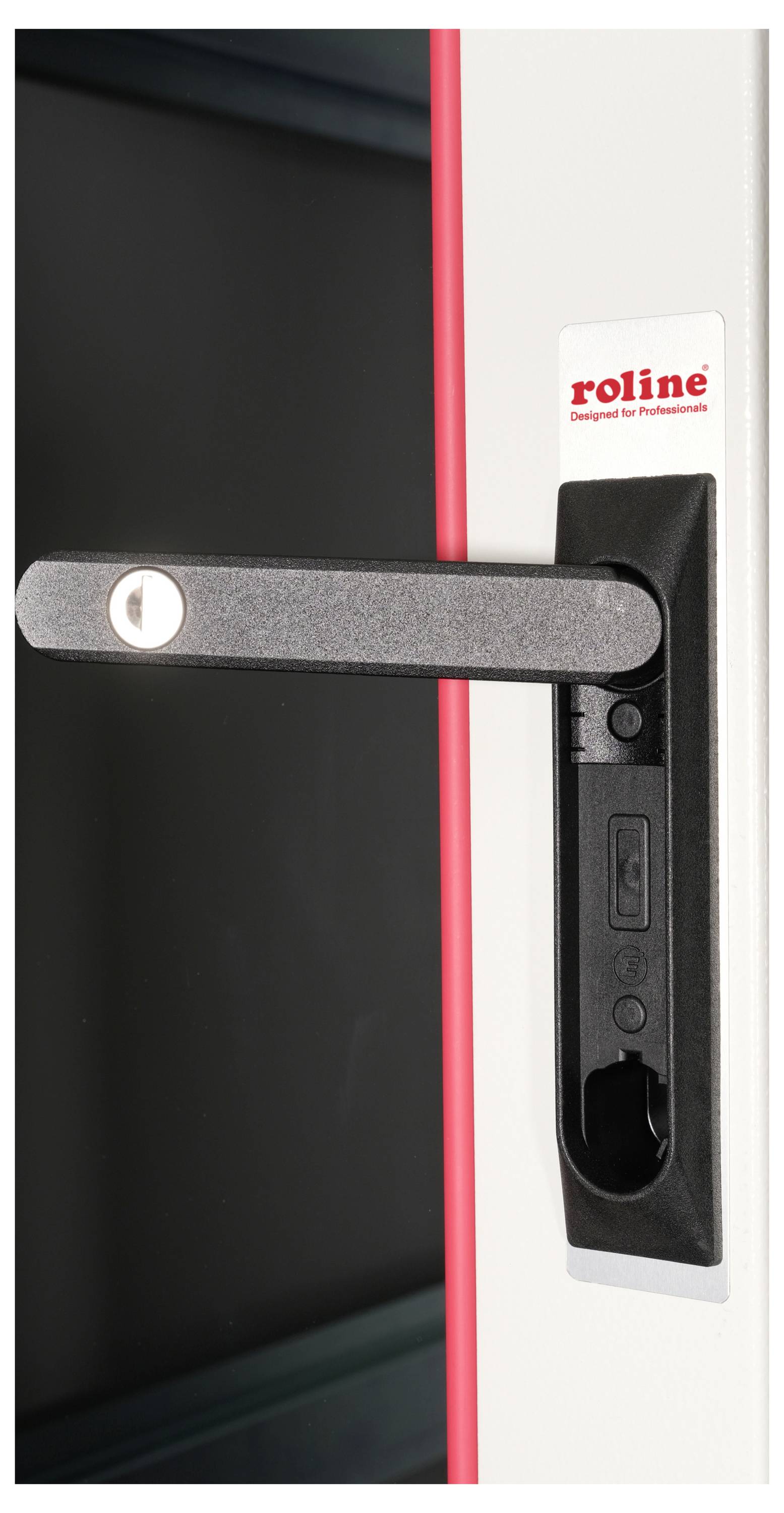 Türgriff eines Roline-Serverschranks, schwarz mit Schloss, auf weißem Paneel mit roter Kante.