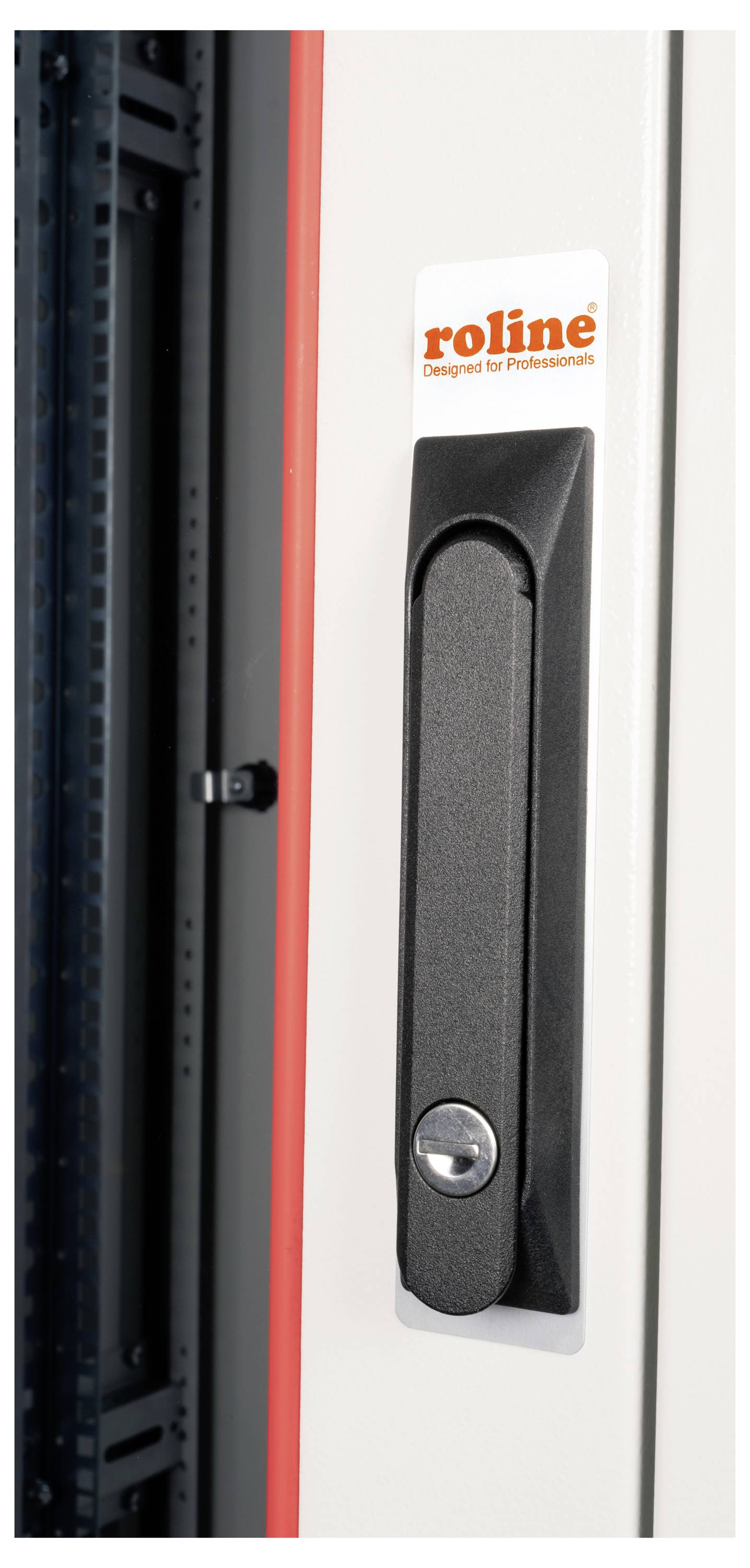 Ein Schrankgriff mit Schloss, montiert an einem Serverschrank. Links vom Griff sind Serverkomponenten im Schrank sichtbar.