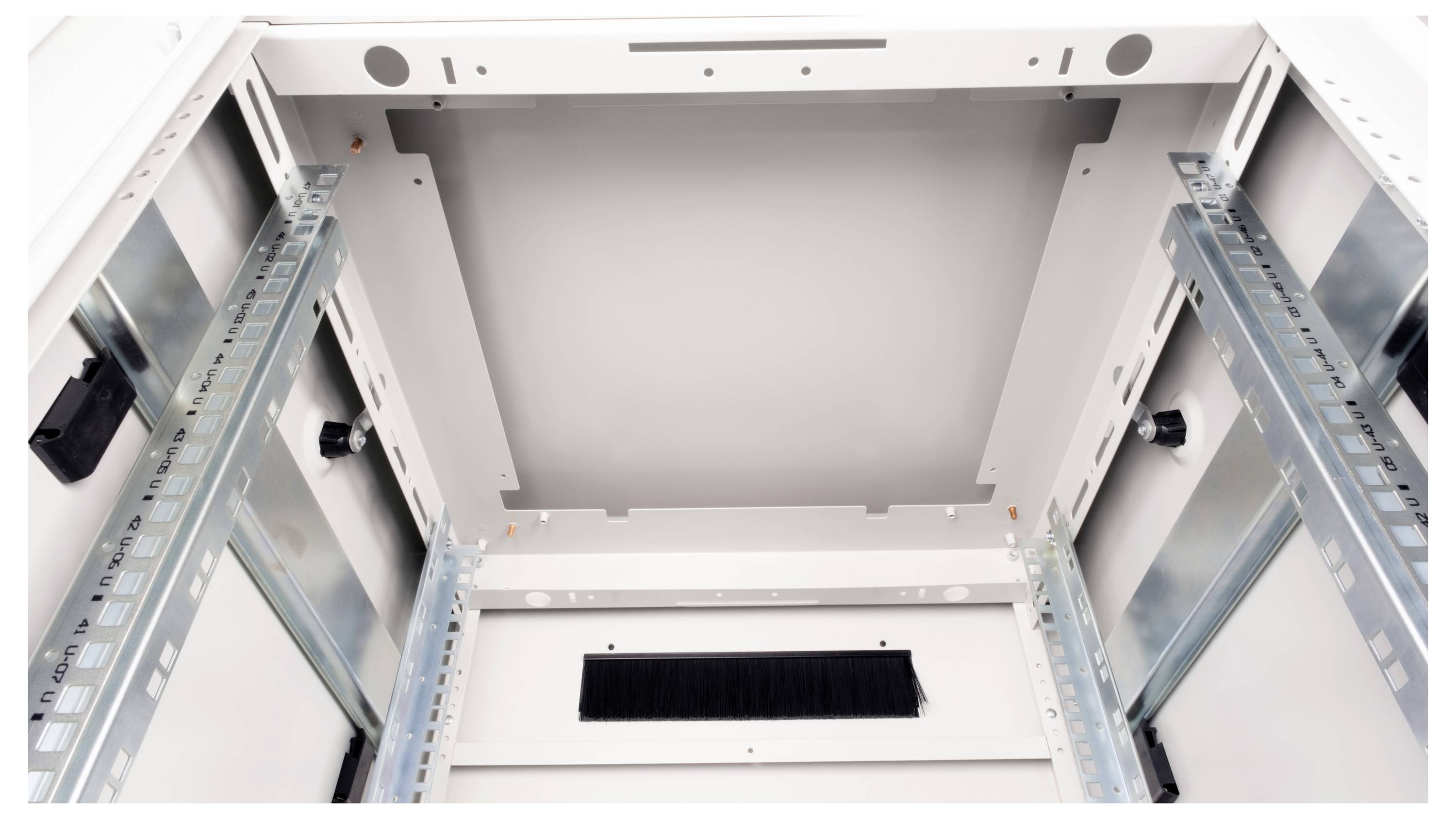 Innenansicht eines leeren Serverracks mit sichtbaren Schienen und Halterungen zur Installation von IT-Geräten.
