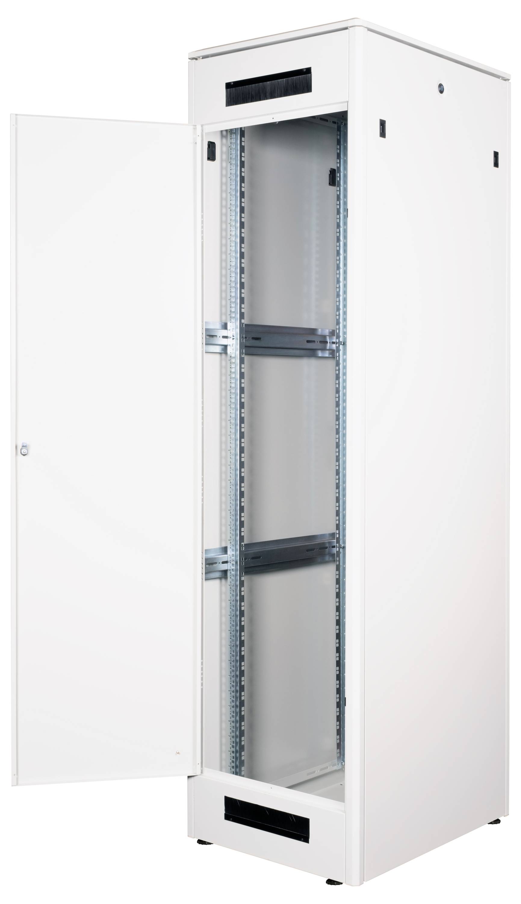 Weißer Server-Rack-Schrank mit geöffneter Tür, zeigt interne Regale und Schienen zum Einbau von IT-Geräten.
