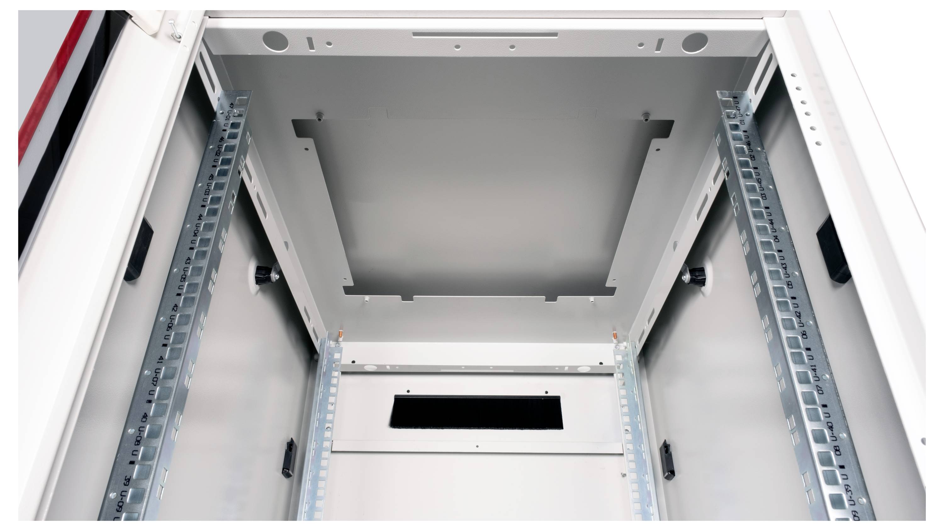 Blick in einen leeren Server-Rack-Schrank von unten, aus Metall mit seitlichen Führungsschienen, geeignet für IT-Geräte.