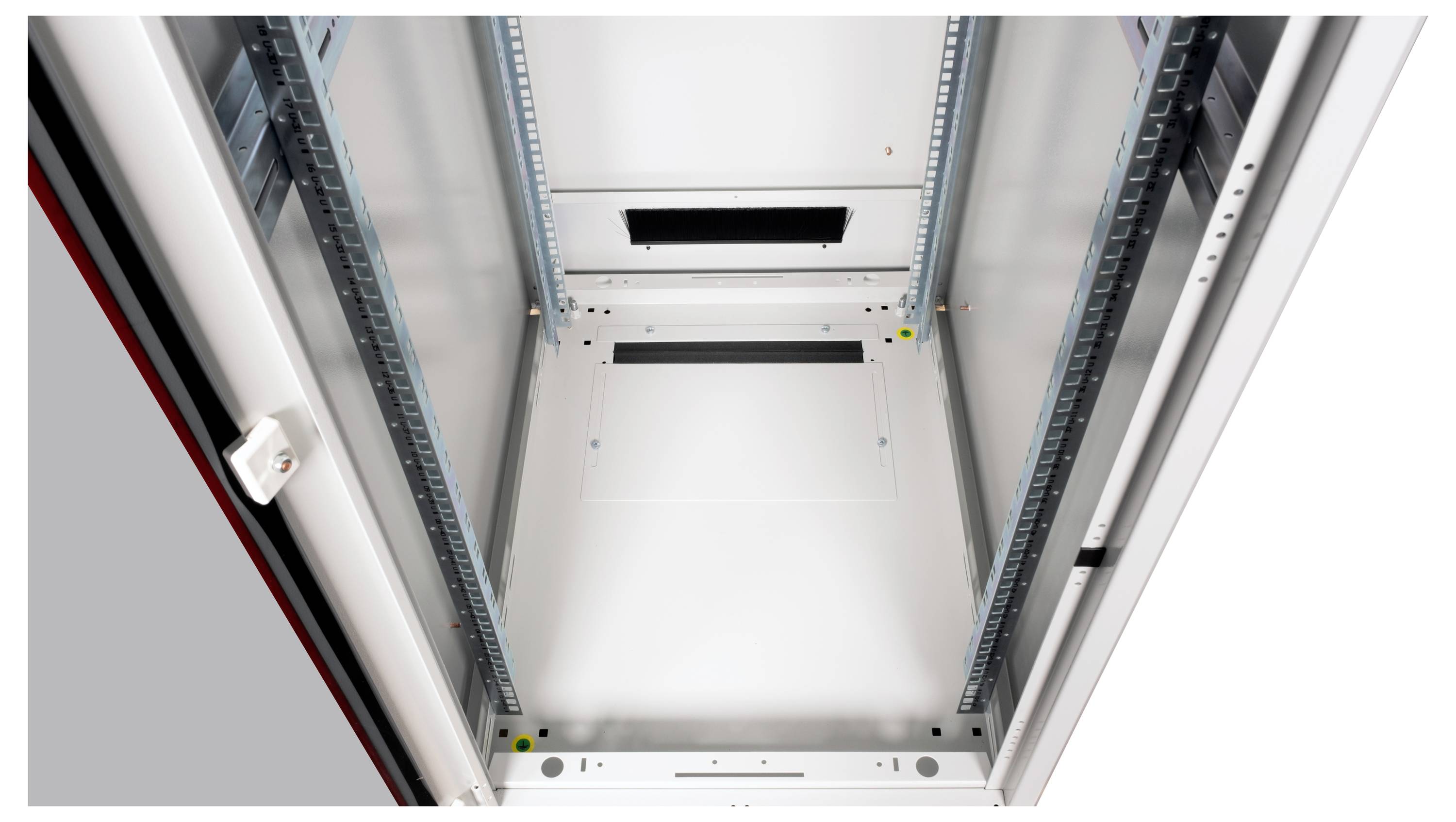 Leerer Netzwerkschrank von oben fotografiert, zeigt Schienen zur Montage von Servern.