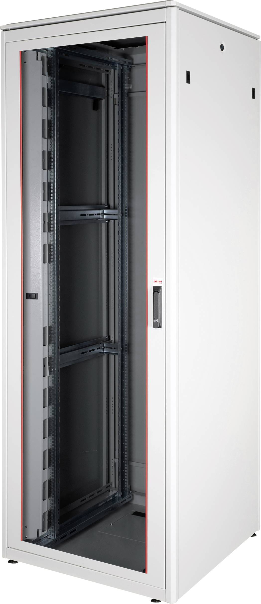 Ein einzelner, hoher Server-Rack-Schrank mit Glastür, umgeben von einem Metallrahmen, steht aufrecht in einem weißen Raum.