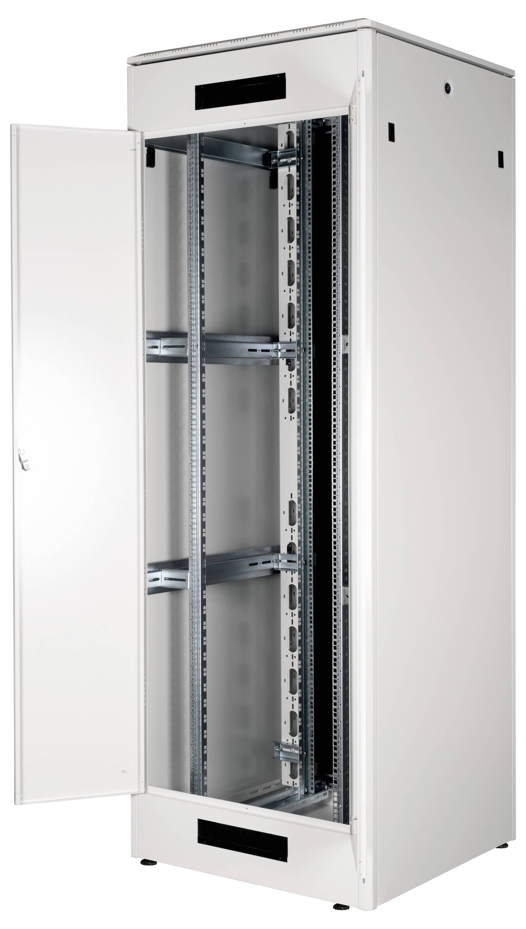 Ein offener, leerer Serverschrank mit mehreren Regalen, geeignet zur Unterbringung von IT-Geräten in einem Rechenzentrum.