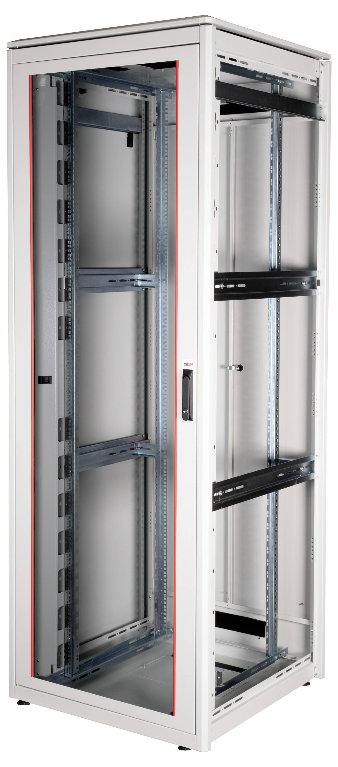 Ein leerer Server-Rack-Schrank aus Metall, stehend mit offenem Blick auf die Innenstruktur, geeignet für IT-Hardware.