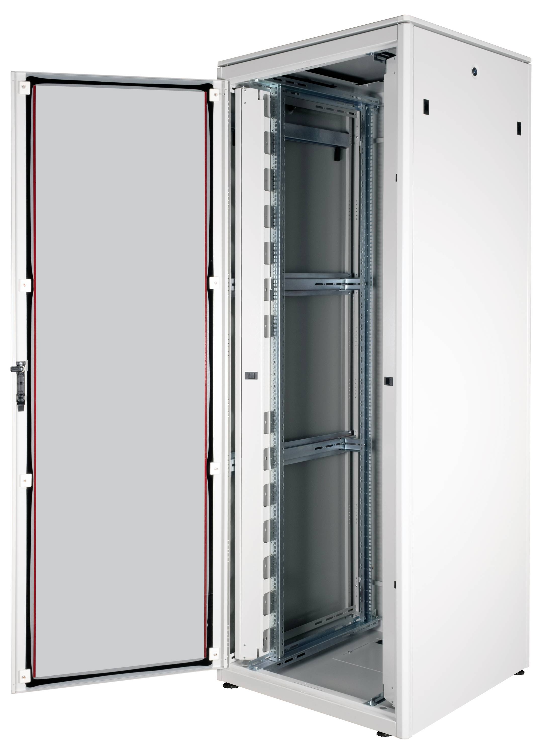 Ein offener, leerer Server-Rack-Schrank mit sichtbaren Regalschienen und einer geöffneten Tür.
