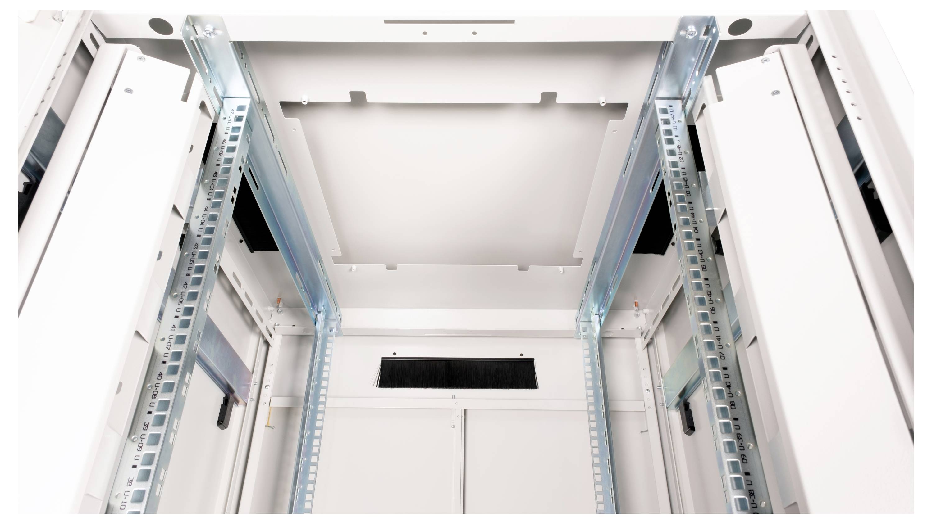 Blick in ein leeres, weißes Serverrack mit blauen Führungsschienen, bereit zur Aufnahme von IT-Komponenten.