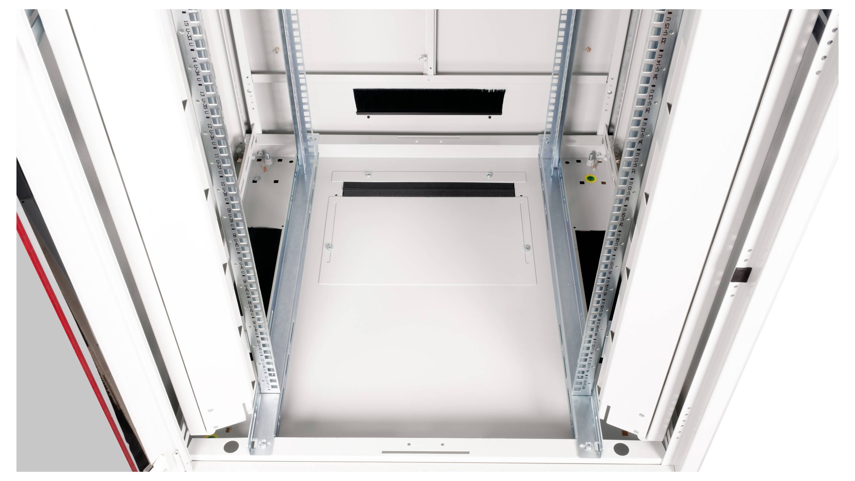 Ein leerer Server-Schrank mit offenen Türen, bereit für die Installation von IT-Geräten. Innen sind Metallrahmen für die Befestigung sichtbar.
